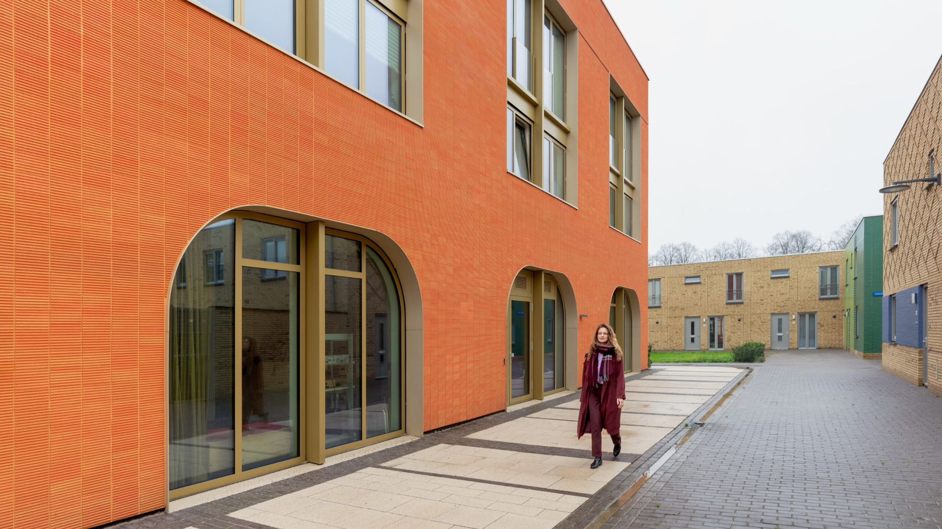 Het Waaggebouw in Eindhoven door Next Architects, omringd door sociale woningbouw door Tarra Architectuur. Foto Loes van Duijvendijk