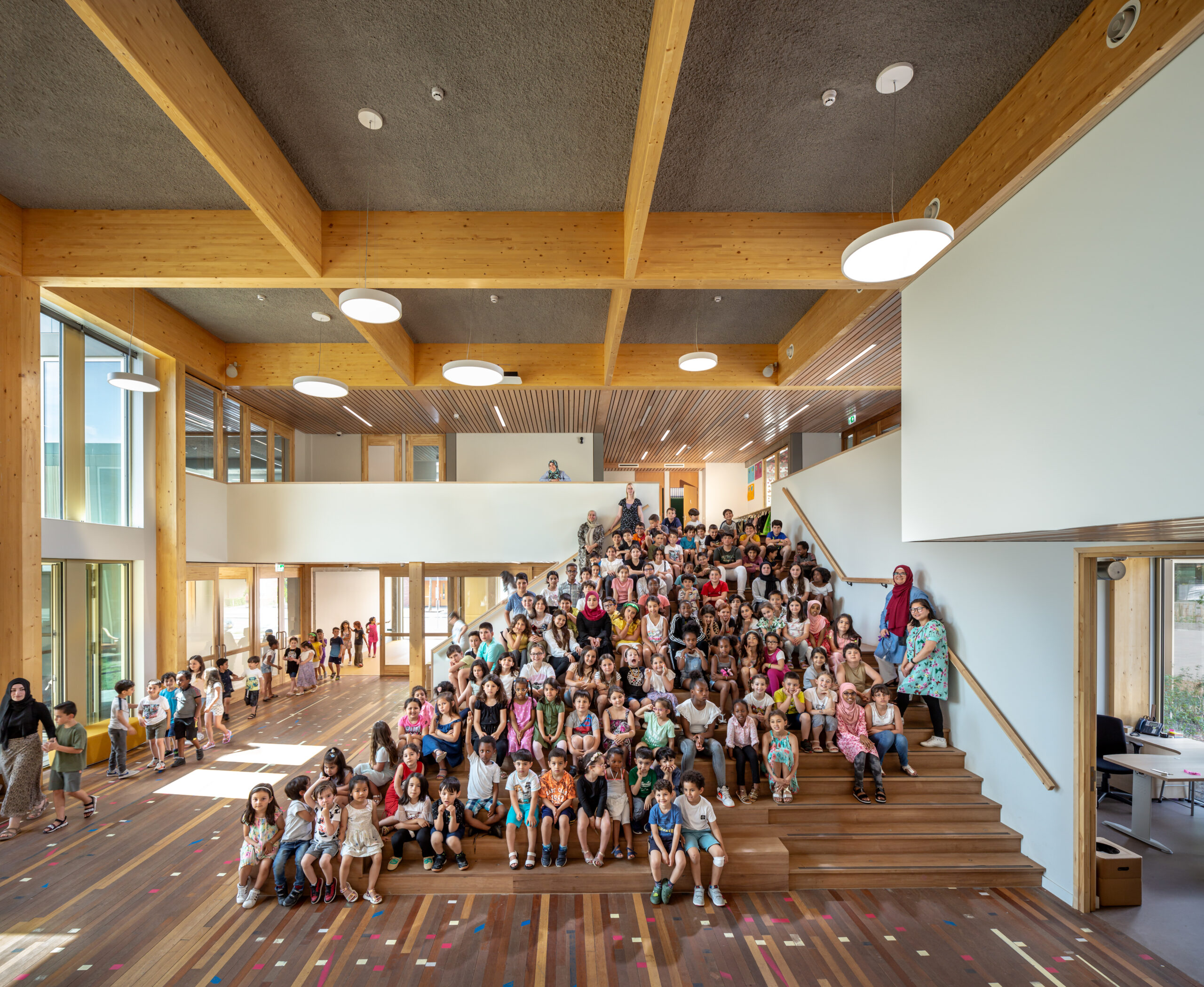 De trap en vloer van de nieuwe entreehal zijn volledig van hergebruikt materiaal vervaardigd. Beeld Thijs Wolzak
