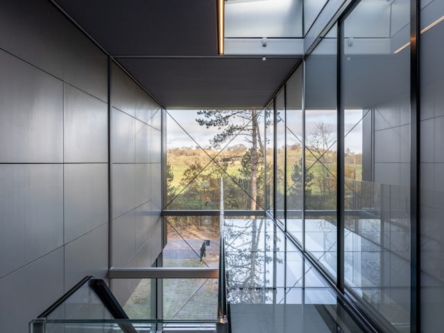 Hal richting voorgevel. Beeld cepezed | Lucas van der Wee