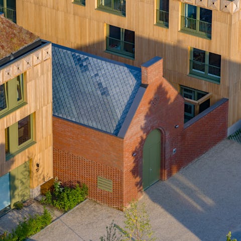 Dronebeeld poortgebouw Maarten van Apeldoorn