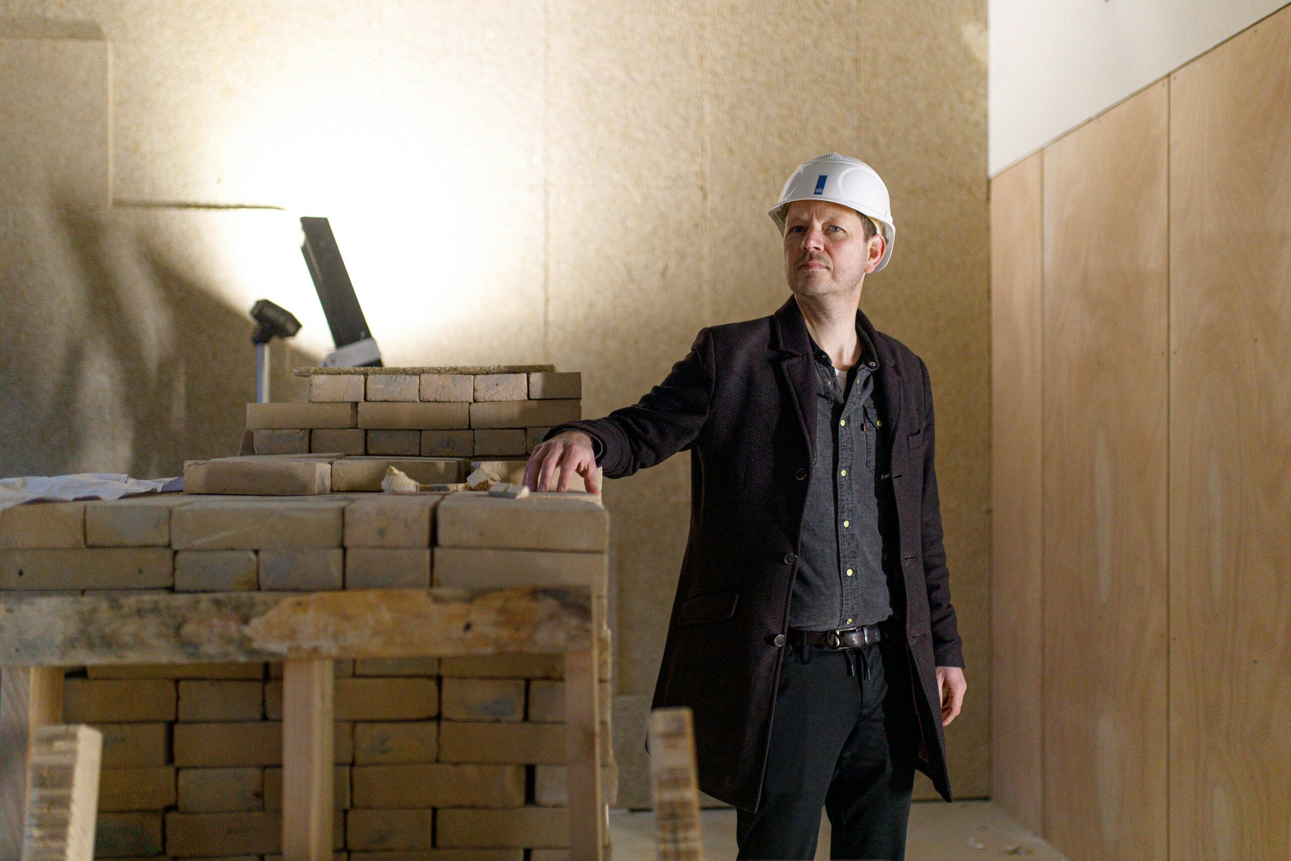 Jan Willem ter Steege in het Kantoor vol Afval (KaVA). Beeld David Meulenbeld