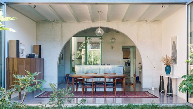 Huis Dailly in Brussel Schaerbeek door Mamout Architects. Met de keuken en de eetkamer aan de stadstuin. Beeld Séverin Malaud