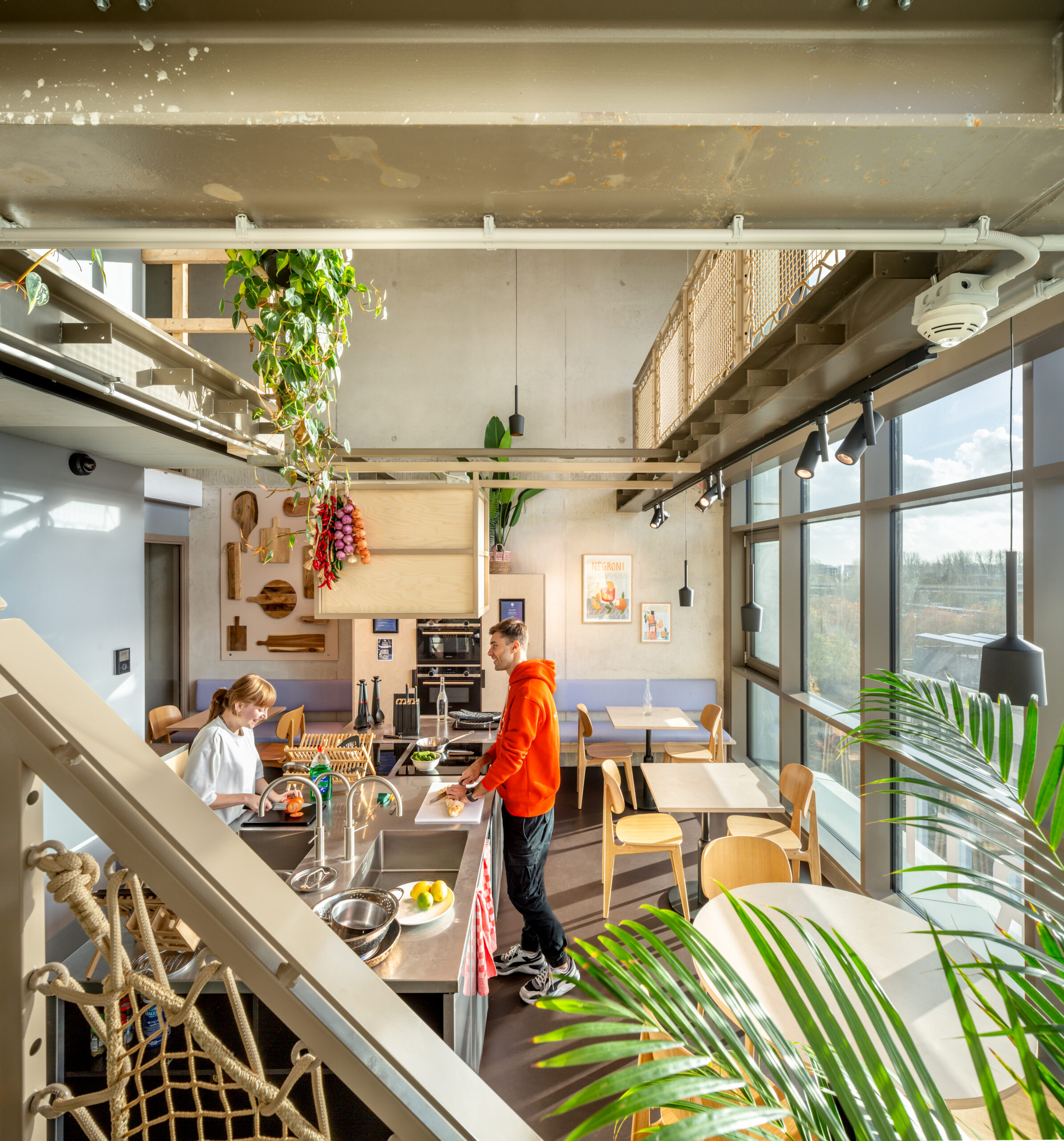 Ontmoetingsruimte- en kookplek, de clubroom, op de zesde verdieping bij Hotel Jansen. Beeld Thijs Wolzak