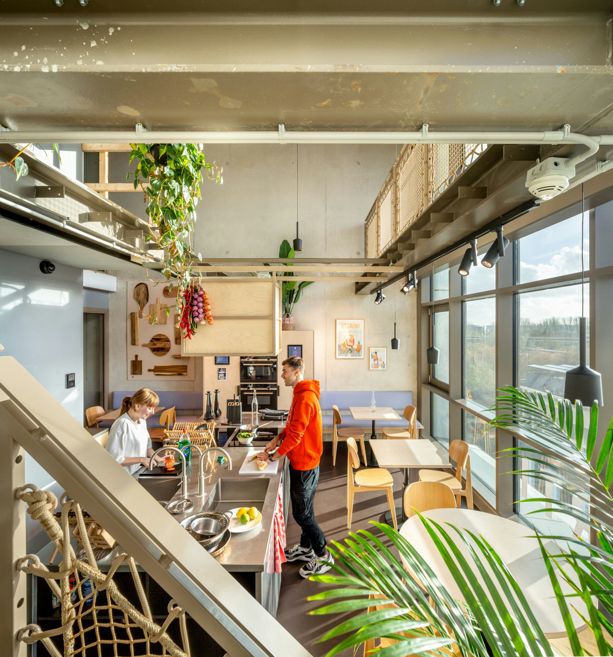 Ontmoetingsruimte- en kookplek, de clubroom, op de zesde verdieping bij Hotel Jansen. Beeld Thijs Wolzak