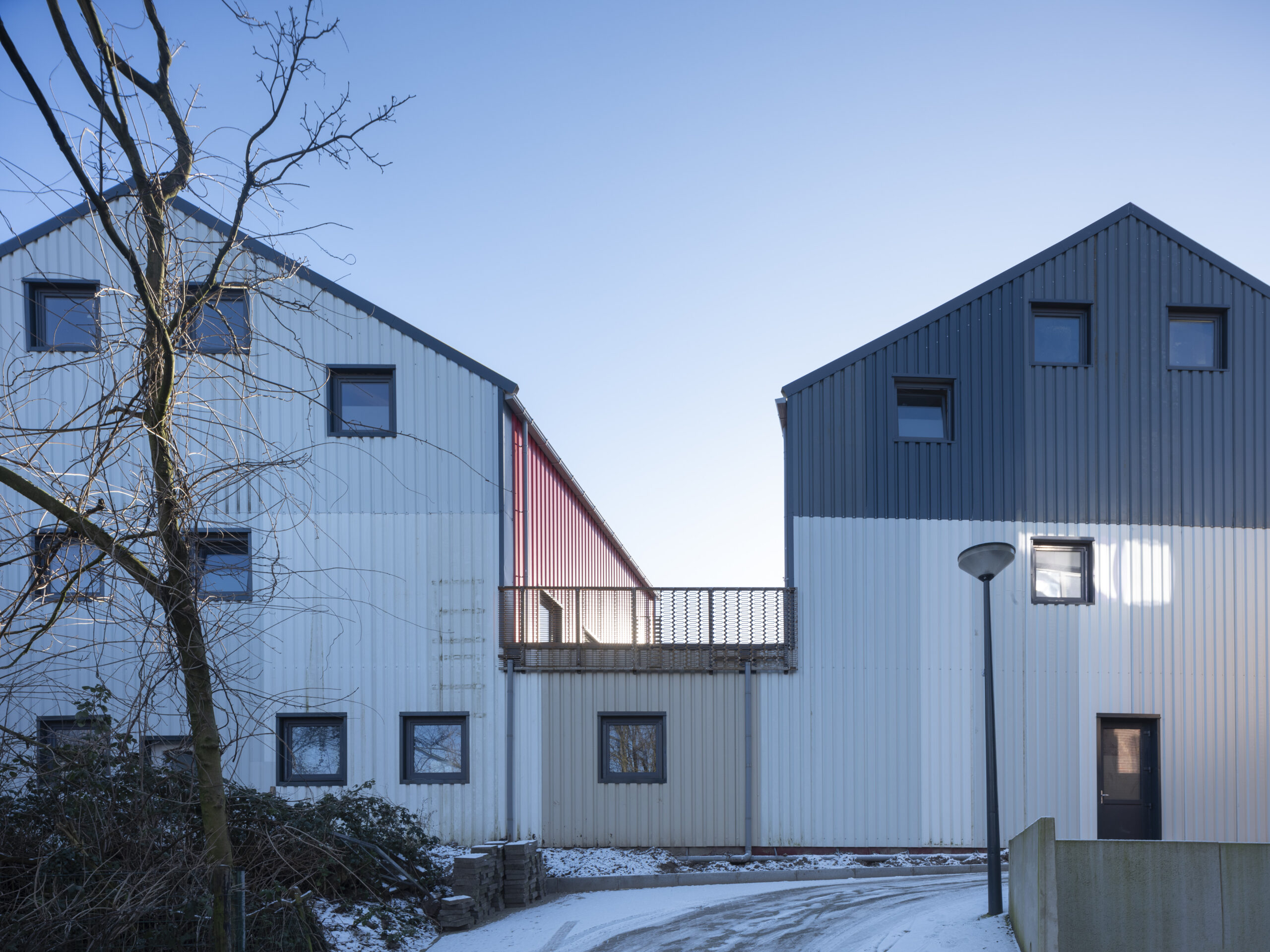 De drie woongebouwen van Boschgaard zijn op de begane grond verbonden door gedeelde ruimtes. Beeld Frank Hanswijk