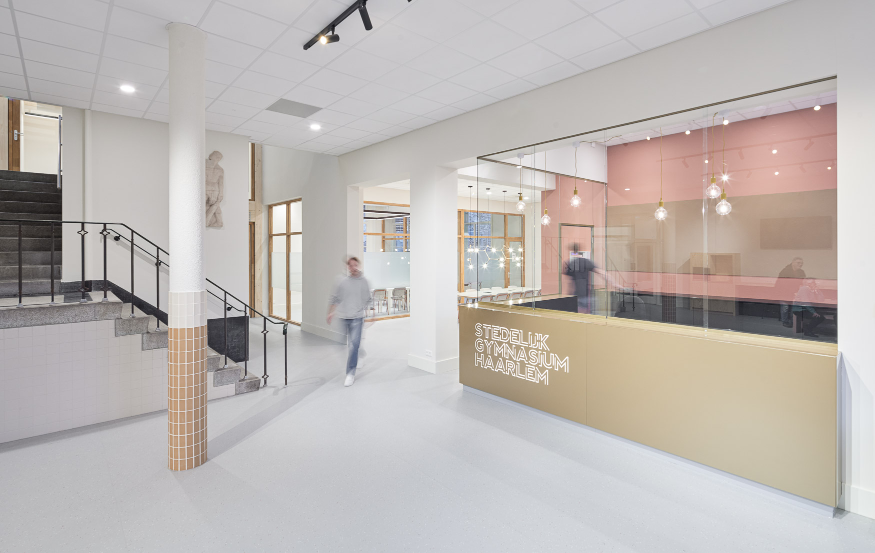 De hal van het Stedelijk Gymnasium in Haarlem door Brique Architecten. Beeld Maarten Noordijk