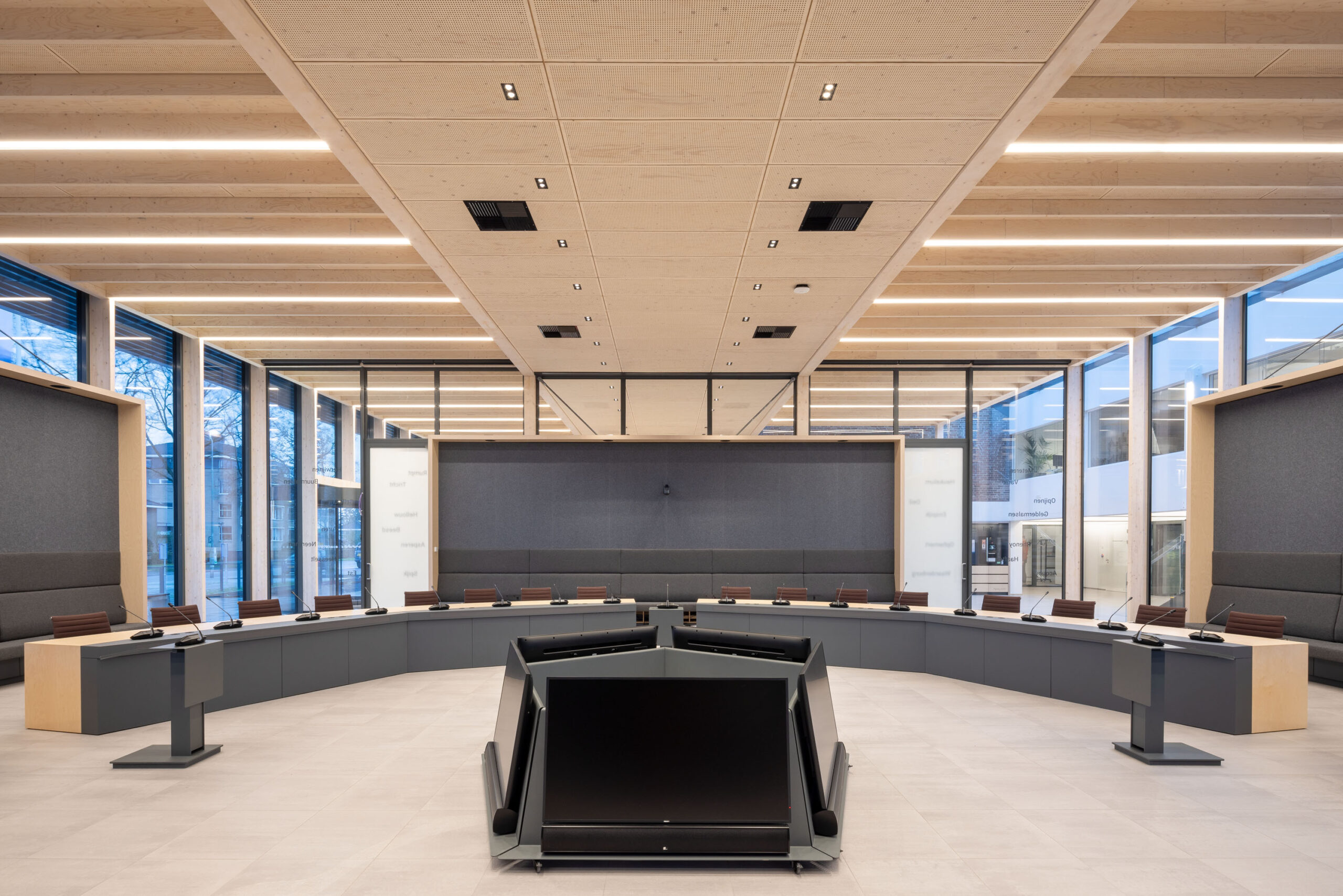 Raadzaal. Beeld Lucas van der Wee