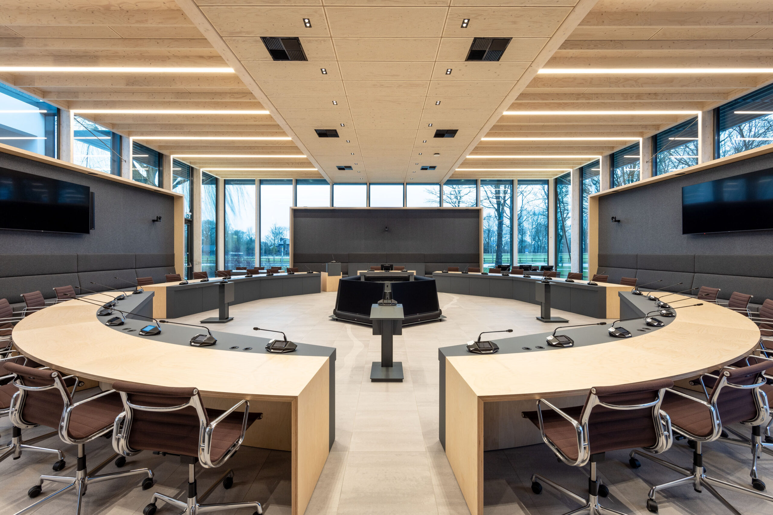 Raadzaal. Beeld Lucas van der Wee