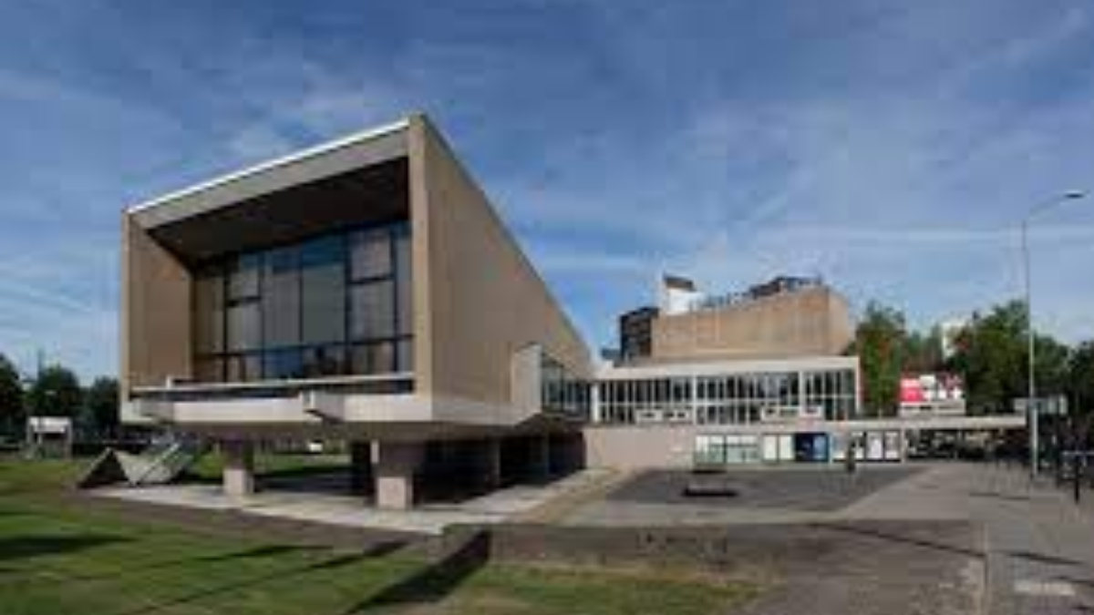 De huidige stadsschouwburg naar een ontwerp van Gerard Holt en Bernard Bijvoet. Beel Wikipedia