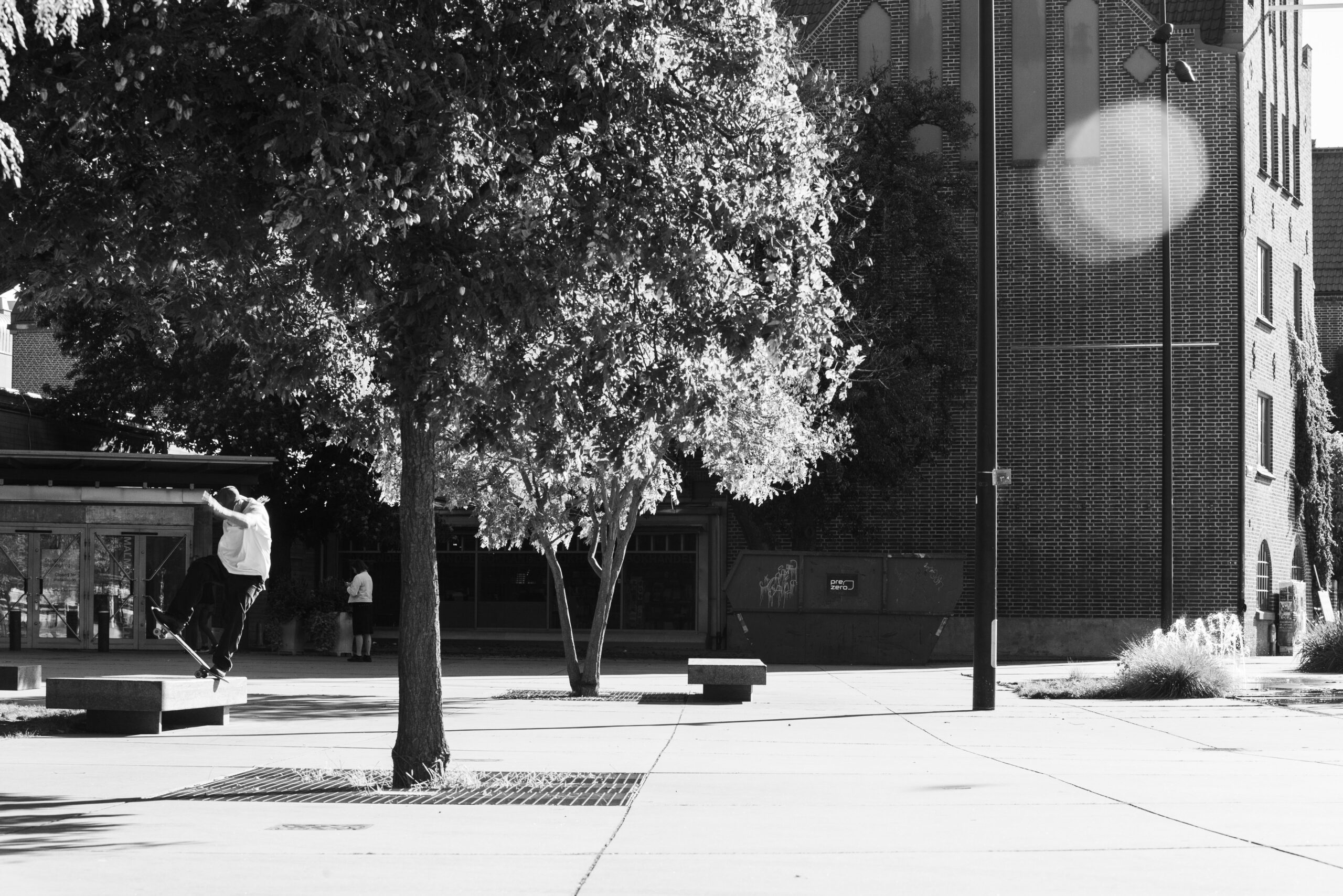 Het plein Svampen rondom de door Klas Anshelm ontworpen Malmö Konsthall. Beeld Sebastian Oddner