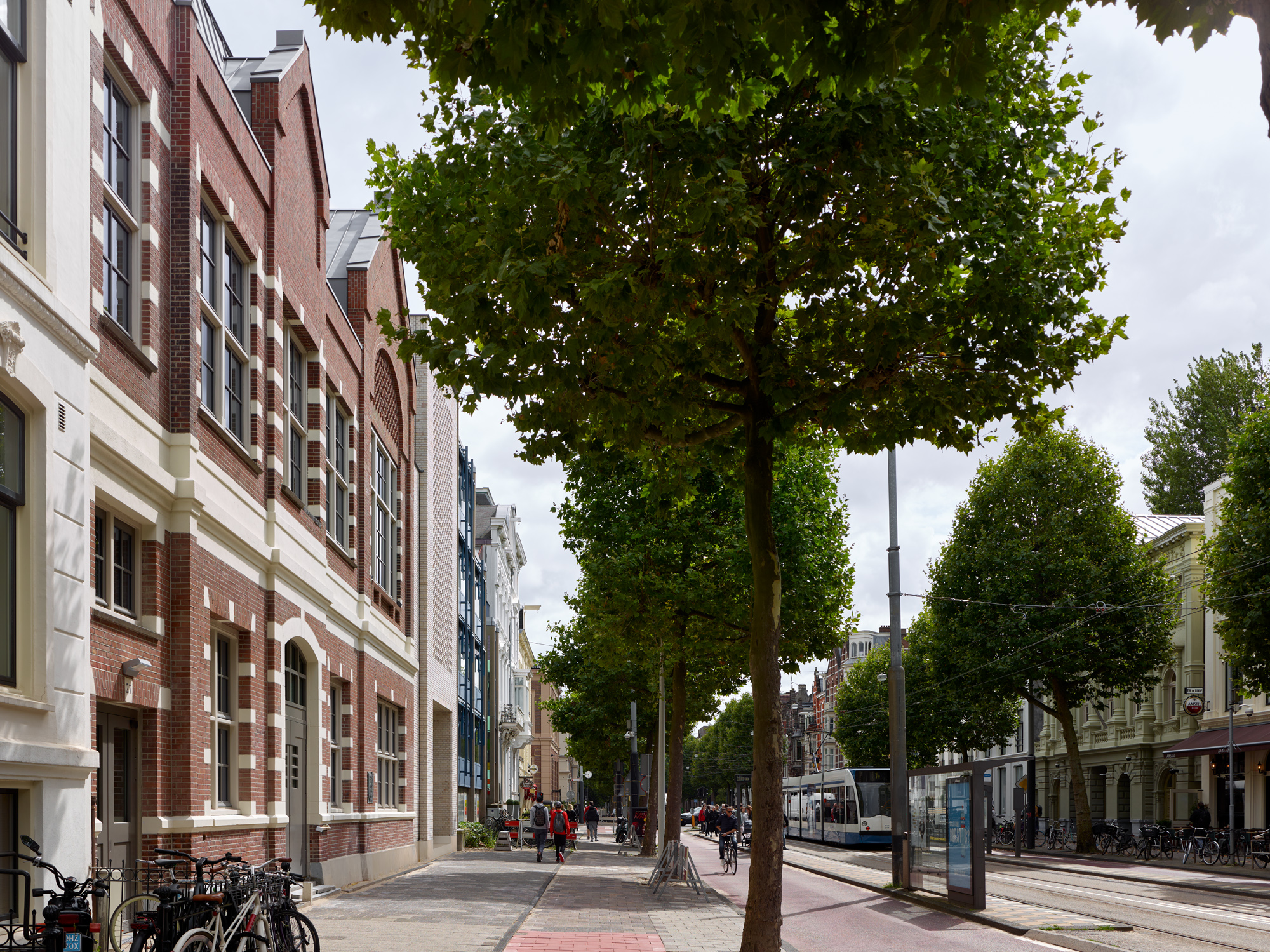 De Plantage Middenlaan met links het Holocaustmuseu en rechts de Hollandse Schouwburg. Beeld Stefan Mülle