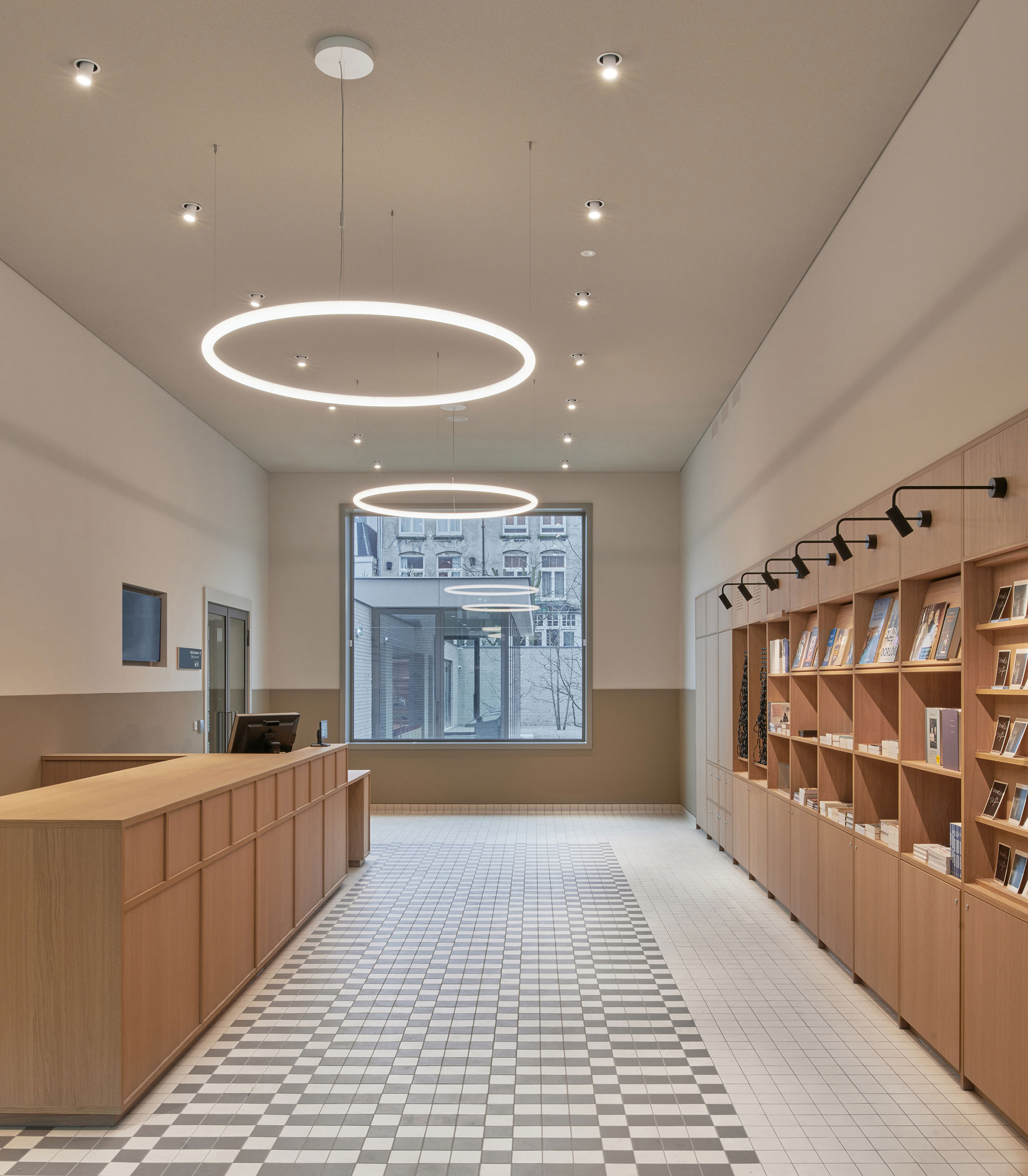 Entreehal van het Holocaustmuseum. Beeld Max Hart Nibbrig