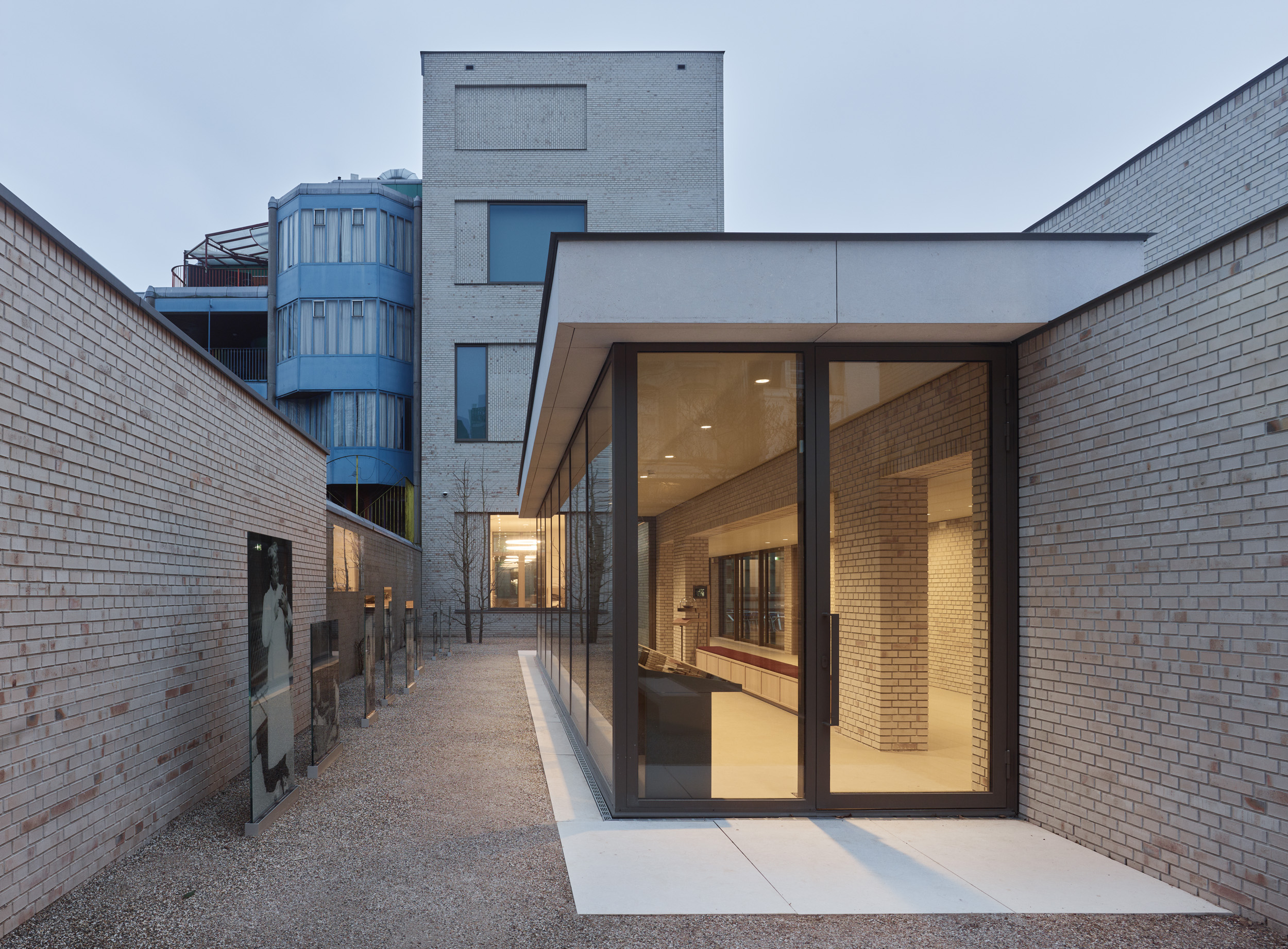 Achtergevel van het Holocaustmuseum met nieuwe vleugel in de tuin. Beeld Stefan Müller