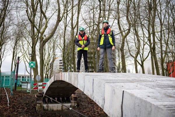 Ate Snijder en Rob Nijsse op de modulaire brug op The Green Village. Beeld TU Delft / The Green Village