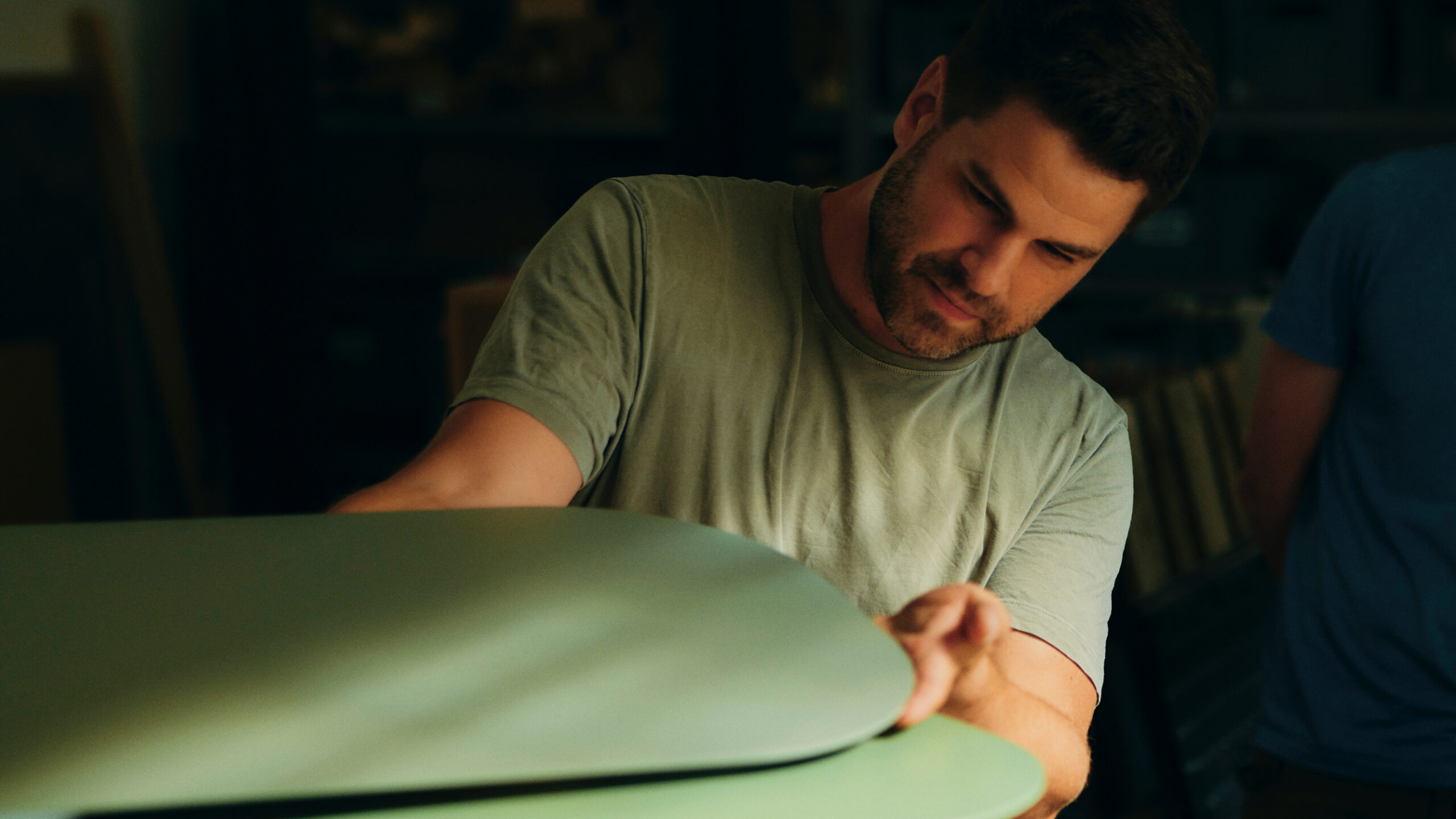 Daniel Heilig met de PONTI bijzettafel. Beeld Heilig Objects