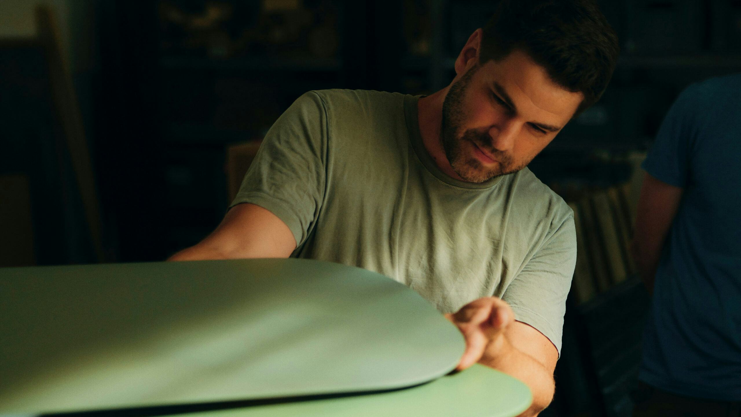 Daniel Heilig met de PONTI bijzettafel. Beeld Heilig Objects