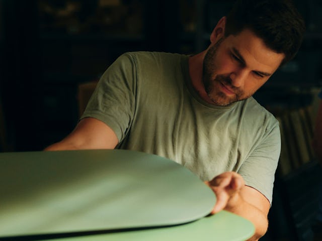 Daniel Heilig met de PONTI bijzettafel. Beeld Heilig Objects