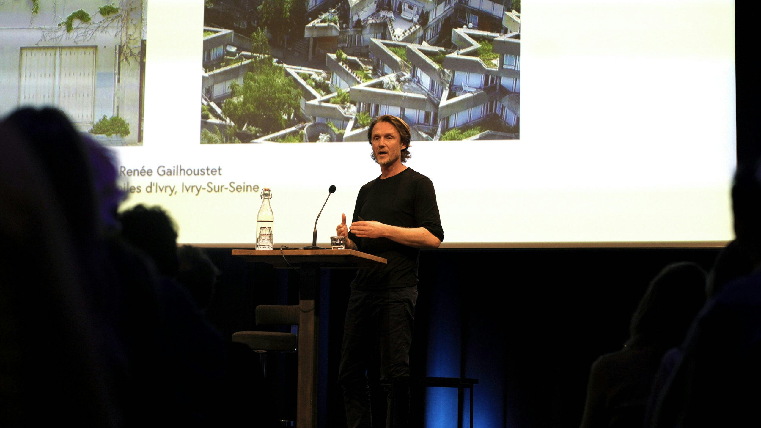 Vincent van der Klei tijdens zijn ARC Talk over goed wonen. Beeld Hanna Veltman