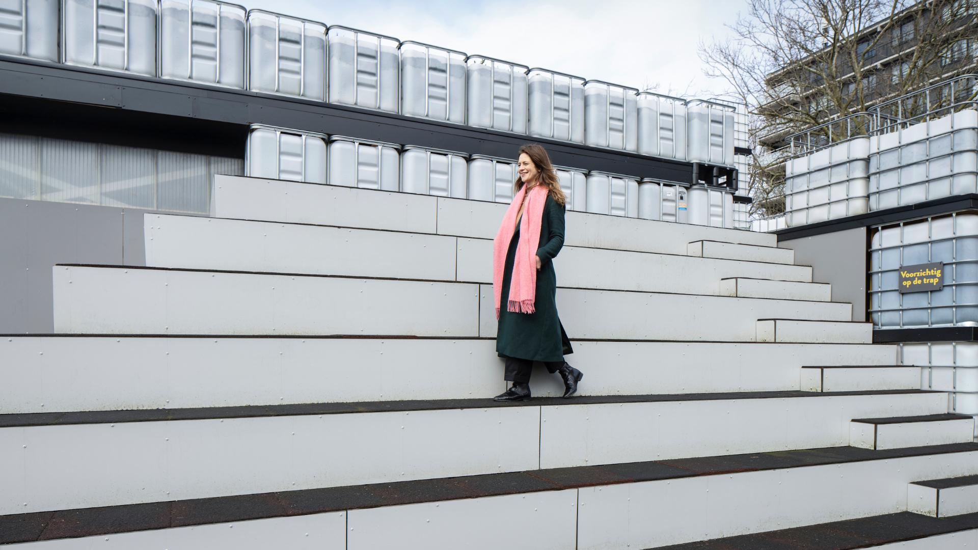 Een deel van het grondstoffenstation is ingericht als tribune voor het naastgelegen voetbalveld. Beeld Frank Hanswijk