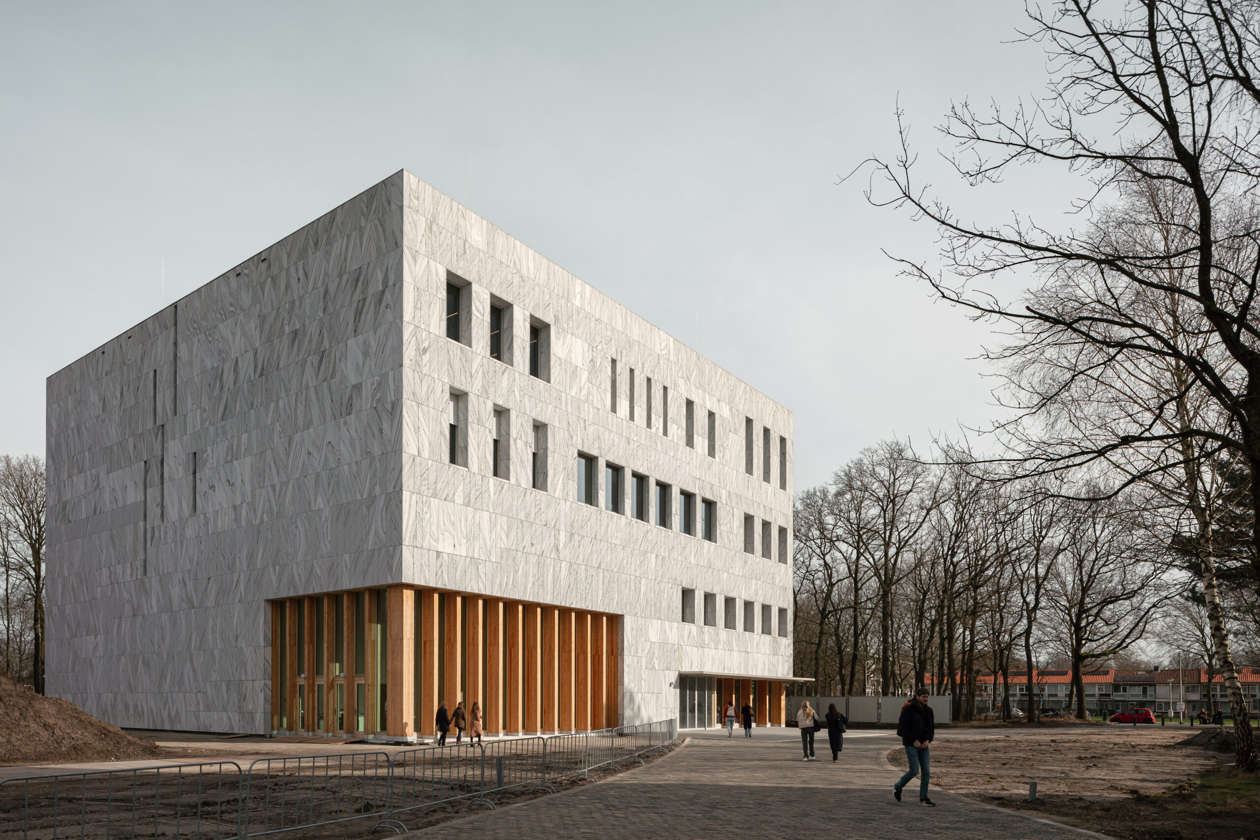 De ingang in de zuidgevel van het Marga Klompé Building. Beeld Sebastian van Damme