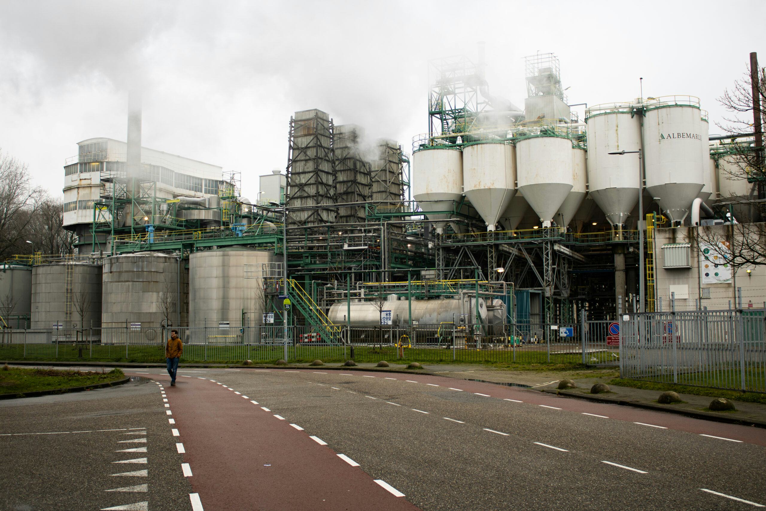 De chemische fabriek Albemarle, die al 120 jaar in Amsterdam-Noord staat en tegen het Hamerkwartier grenst. Beeld Shutterstock