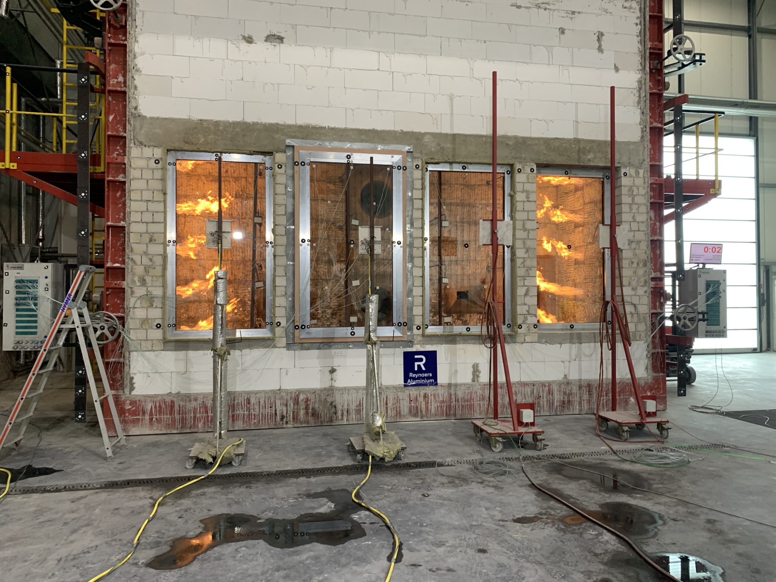 De brandveiligheid van de aluminium kozijnen wordt getest.
