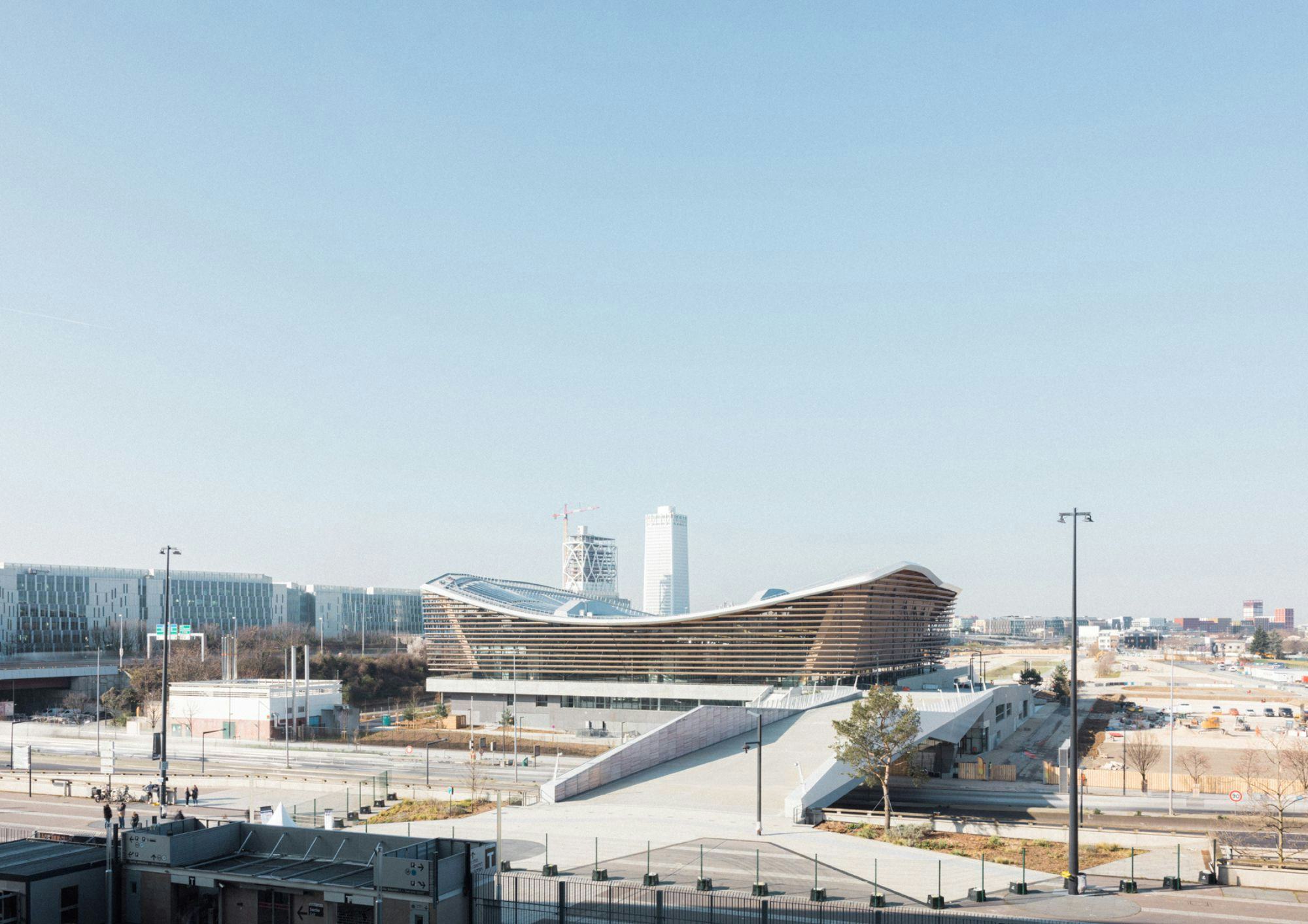 Het Centre Aquatique in Parijs door VenhoevenCS en Ateliers 2/3/4. Beeld Salem Mostefaoui