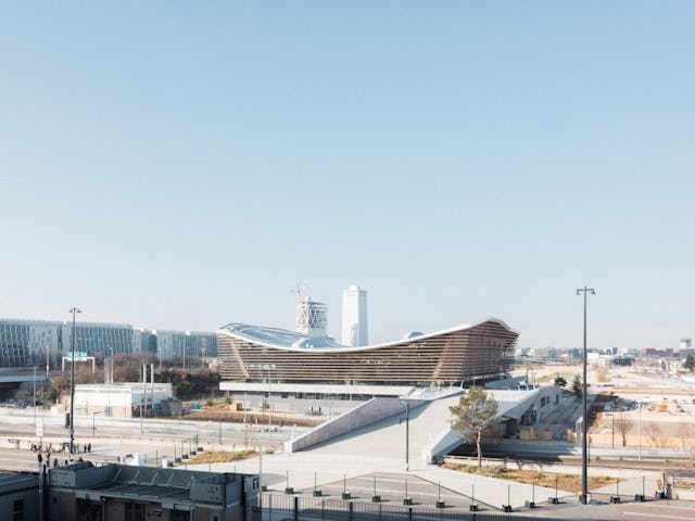 Het Centre Aquatique in Parijs door VenhoevenCS en Ateliers 2/3/4. Beeld Salem Mostefaoui