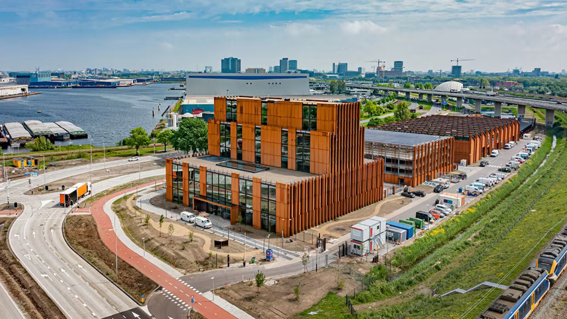 Alliander Westpoort door De Zwarte Hond is tijdens de DvdA 2024 in Amsterdam te bezoeken. Beeld Jaques Tillmans Foto Focus