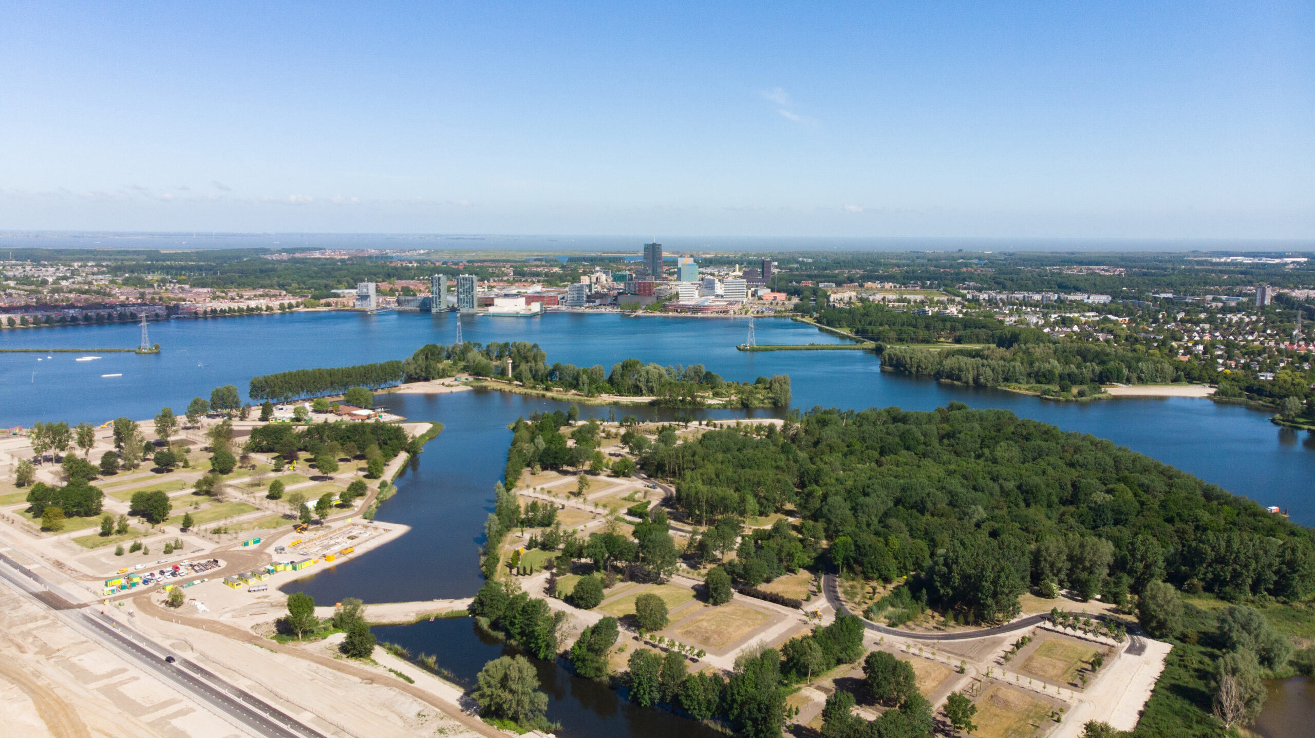 Zicht op Almere vanaf het voormalige Floriade-terrein. Beeld Maarten Feenstra en Richard Terborg