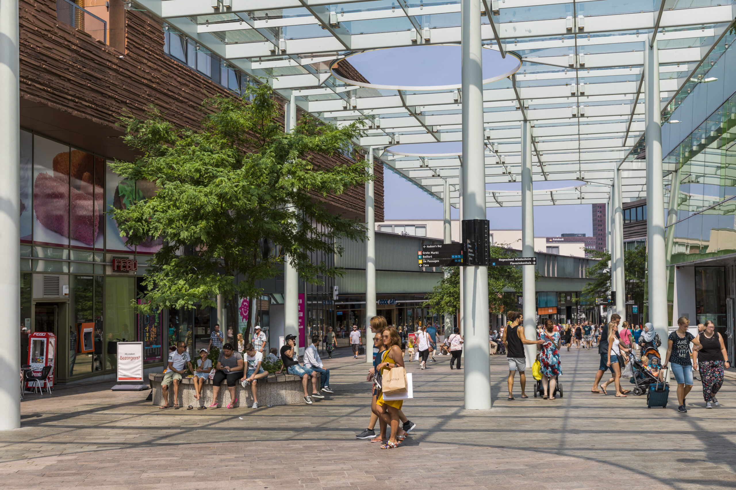 Winkelstraat in binnenstad van Almere. Beeld Maarten Feenstra en Richard Terborg