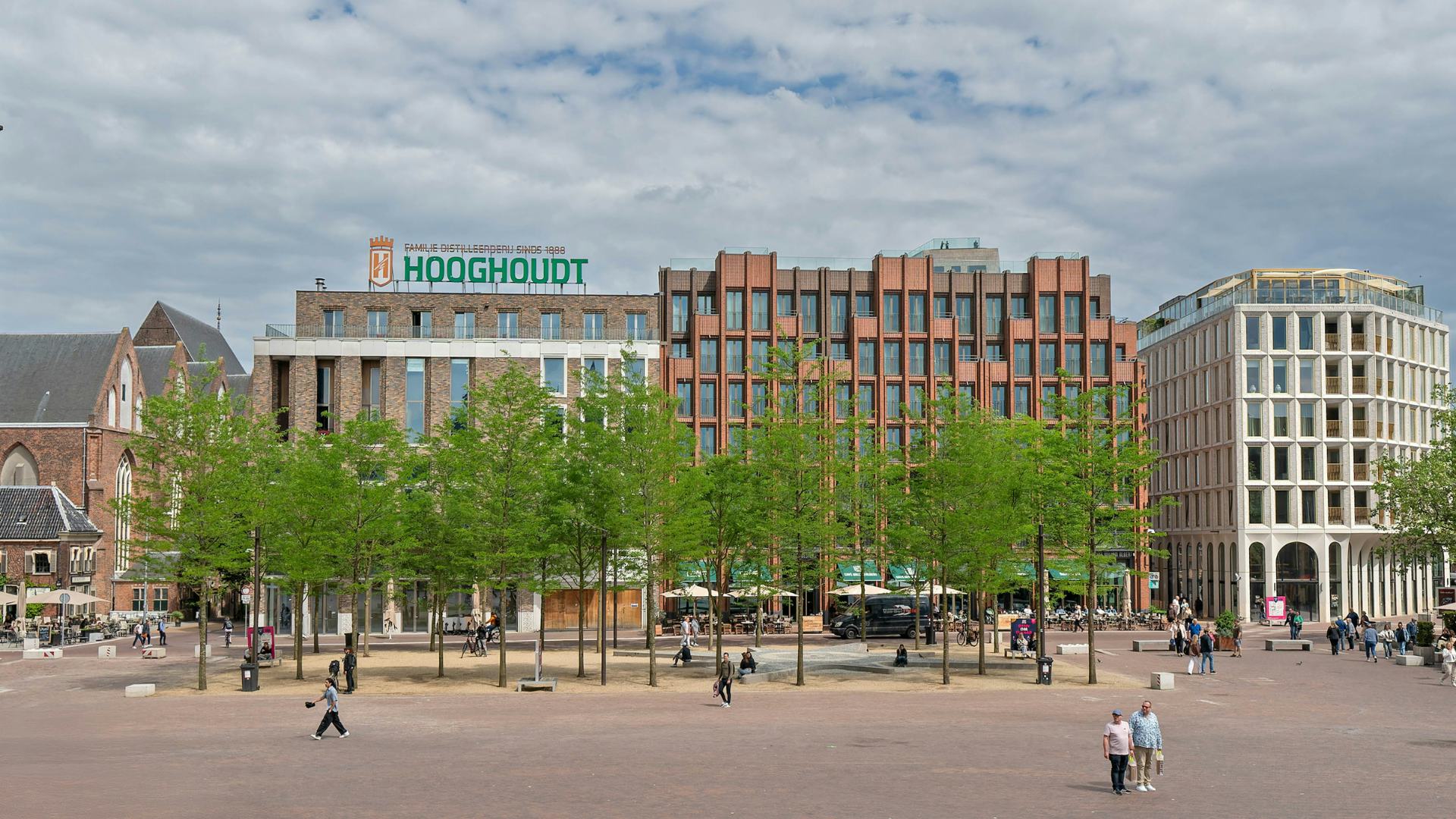 De bomen aan de oostzijde van de Grote Markt. Op de achtergrond Vindicat (links), het Market Hotel (midden) en Merckt. Beeld gemeente Groningen