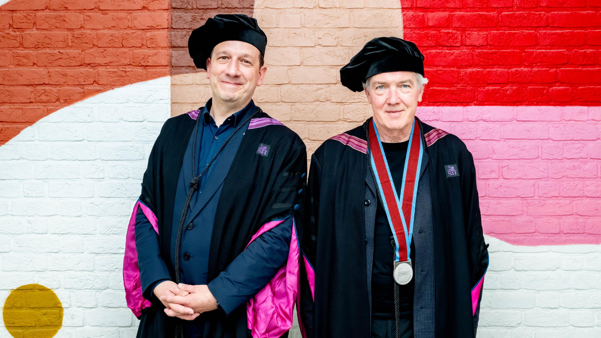 Xaveer De Geyter (rechts) met Stefan Devoldere, promotor van De Geyters eredoctoraat. Beeld UHasselt