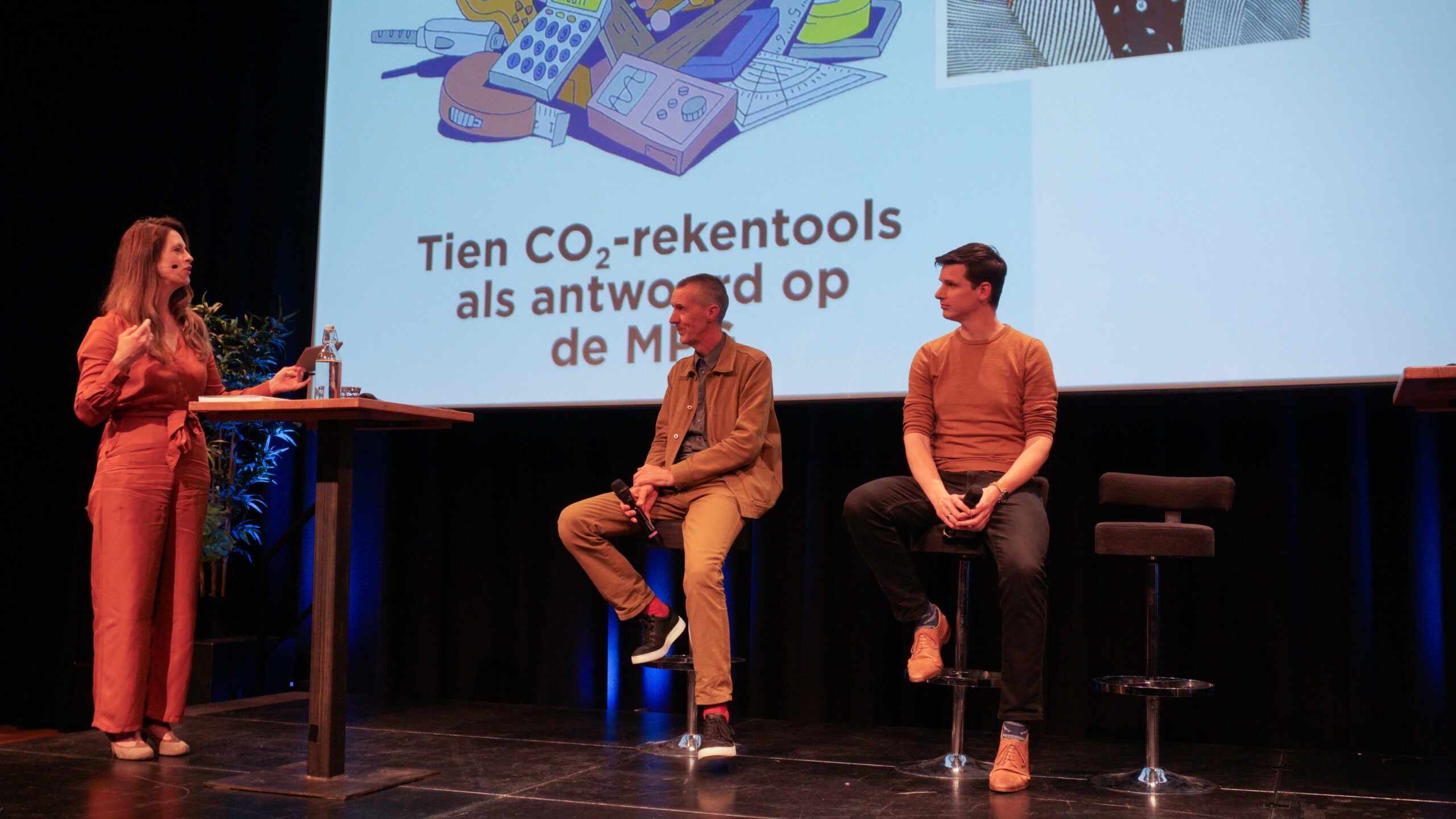 Merel Pit in gesprek met Jurriaan van Stigt (links) en Guus Degen. Beeld Raf van Oosterhout