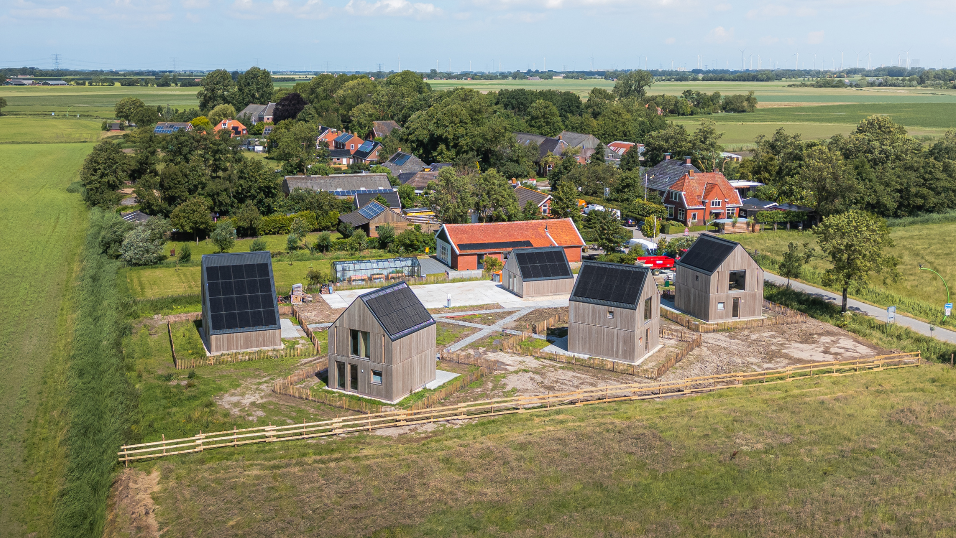 De wisselwoningen in Krewerd. Beeld Onix NL