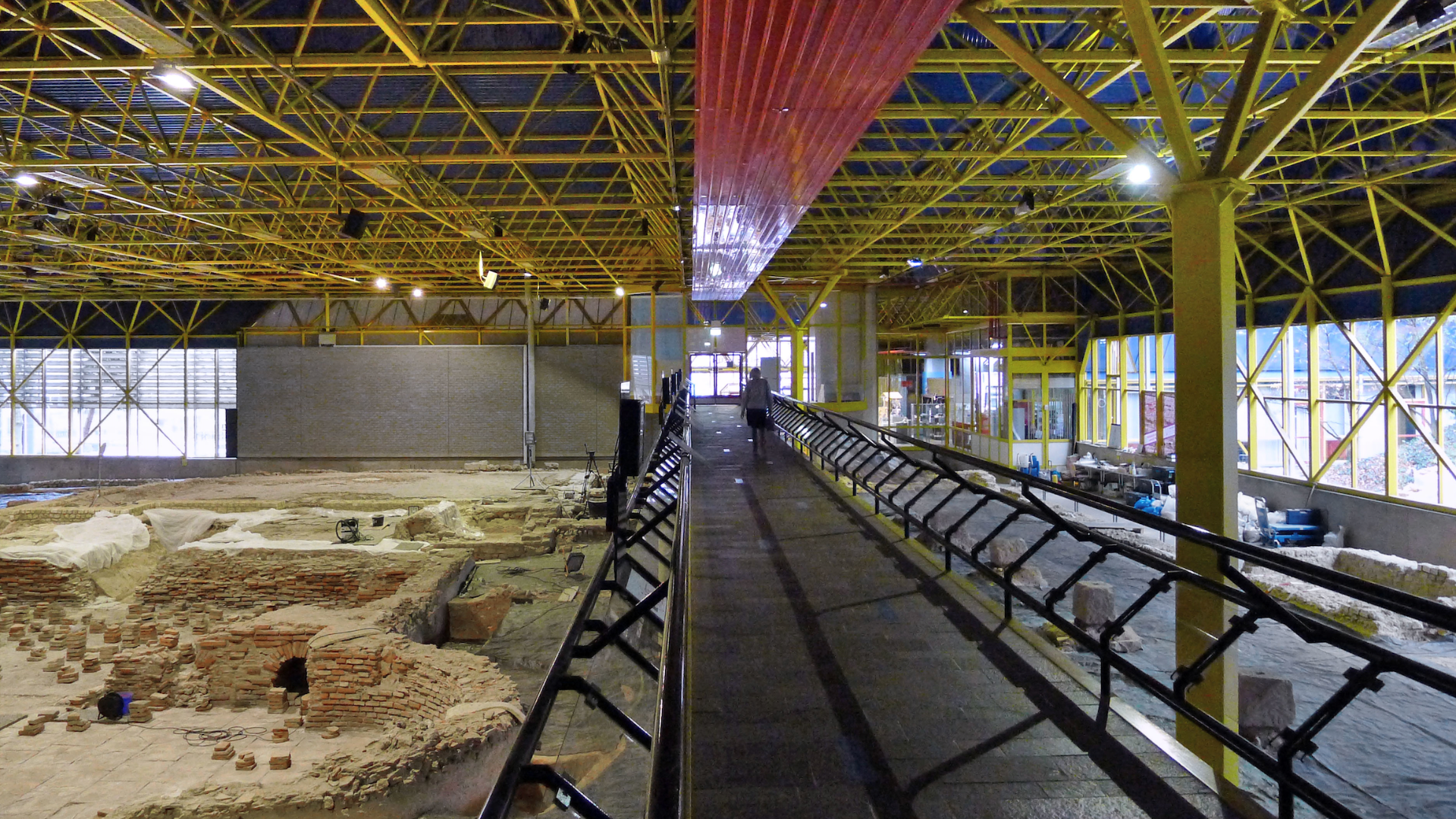 Spaceframe en loopbrug boven de Romeinse thermen. Beeld Klaas Vermaas