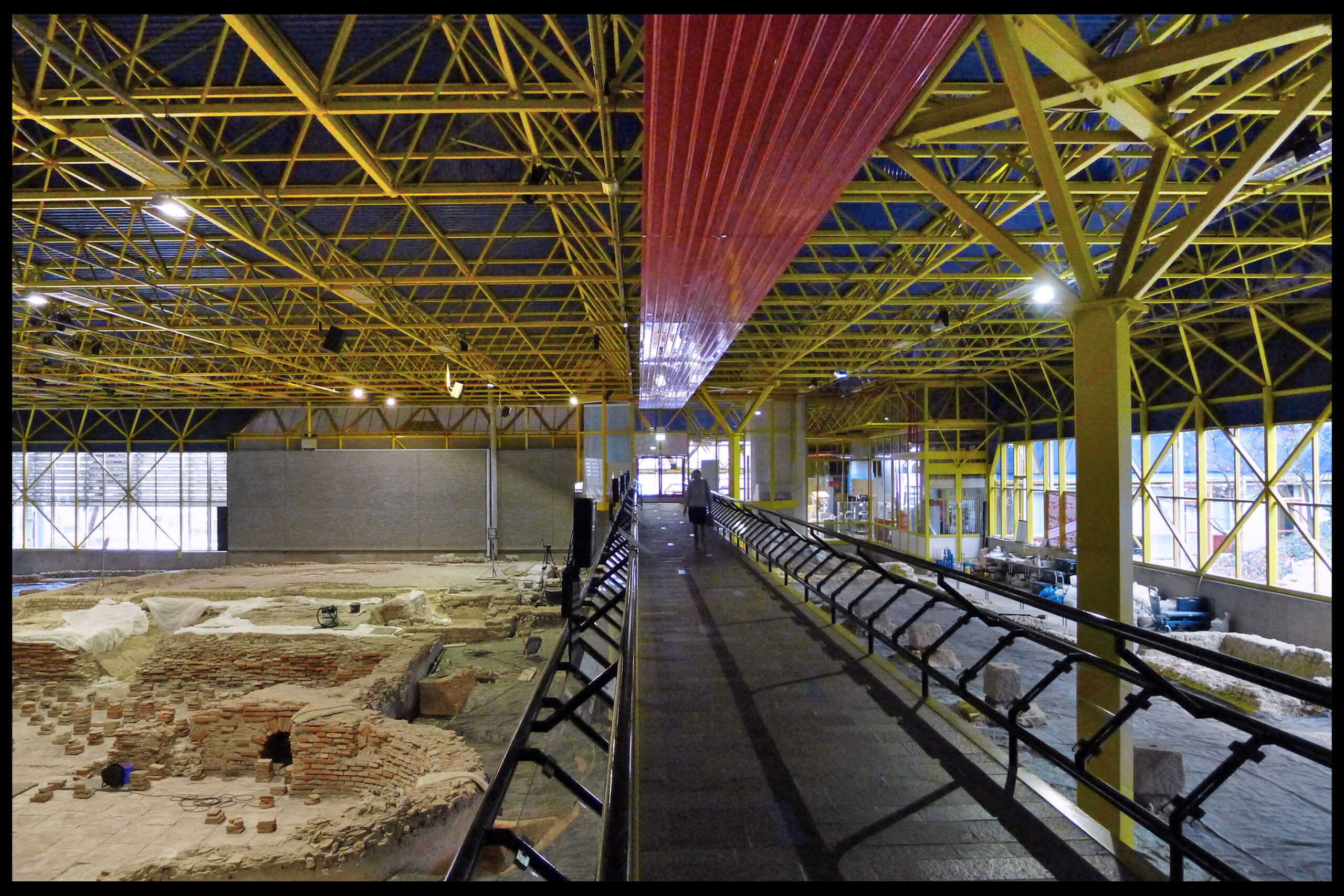 Spaceframe en loopbrug boven de thermen. Beeld Klaas Vermaas