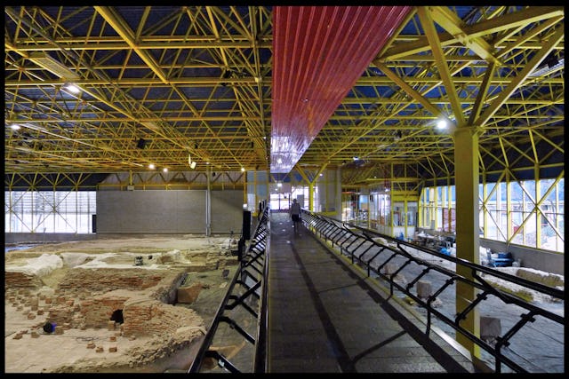 Spaceframe en loopbrug boven de thermen. Beeld Klaas Vermaas