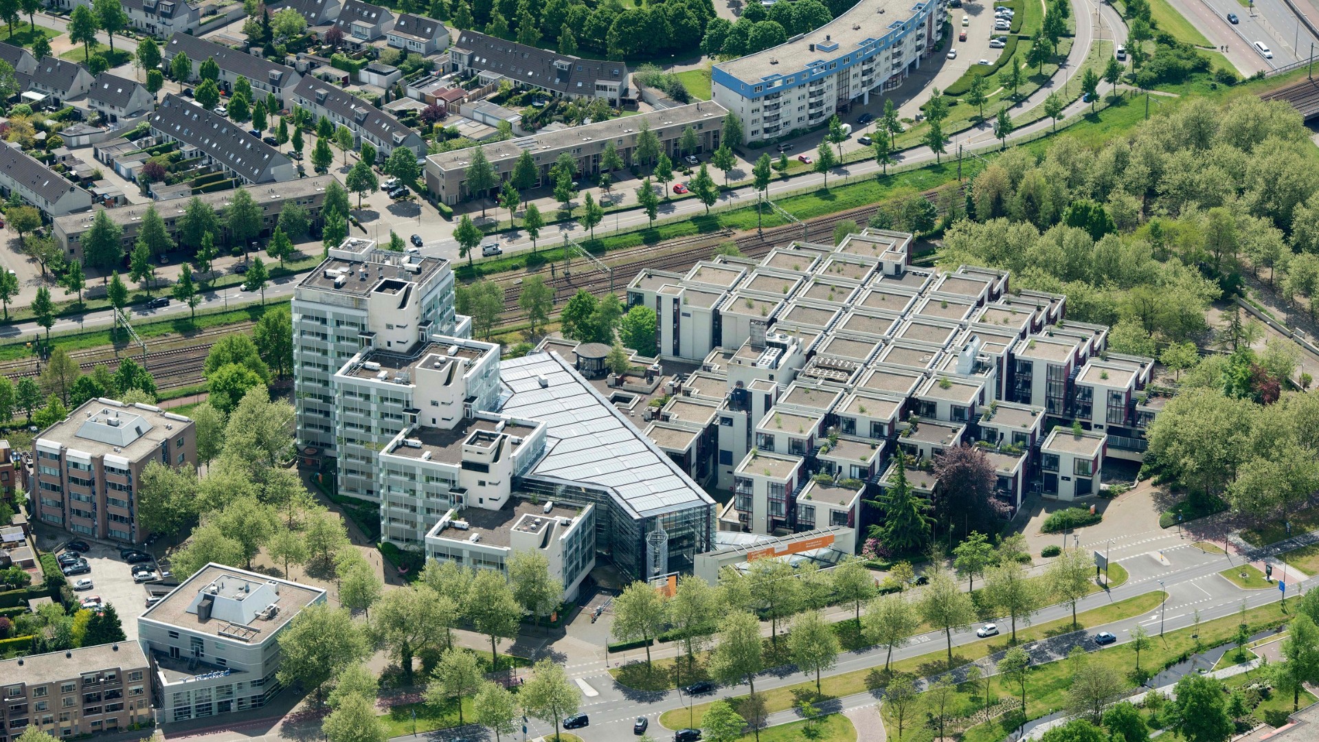 Bovenaanzicht van het Centraal Beheergebouw van Herman Hertzberger en de Pakhoedtorens uit 2015. Centraal Beheer staat al jaren leeg. Beeld Certitudo Capital
