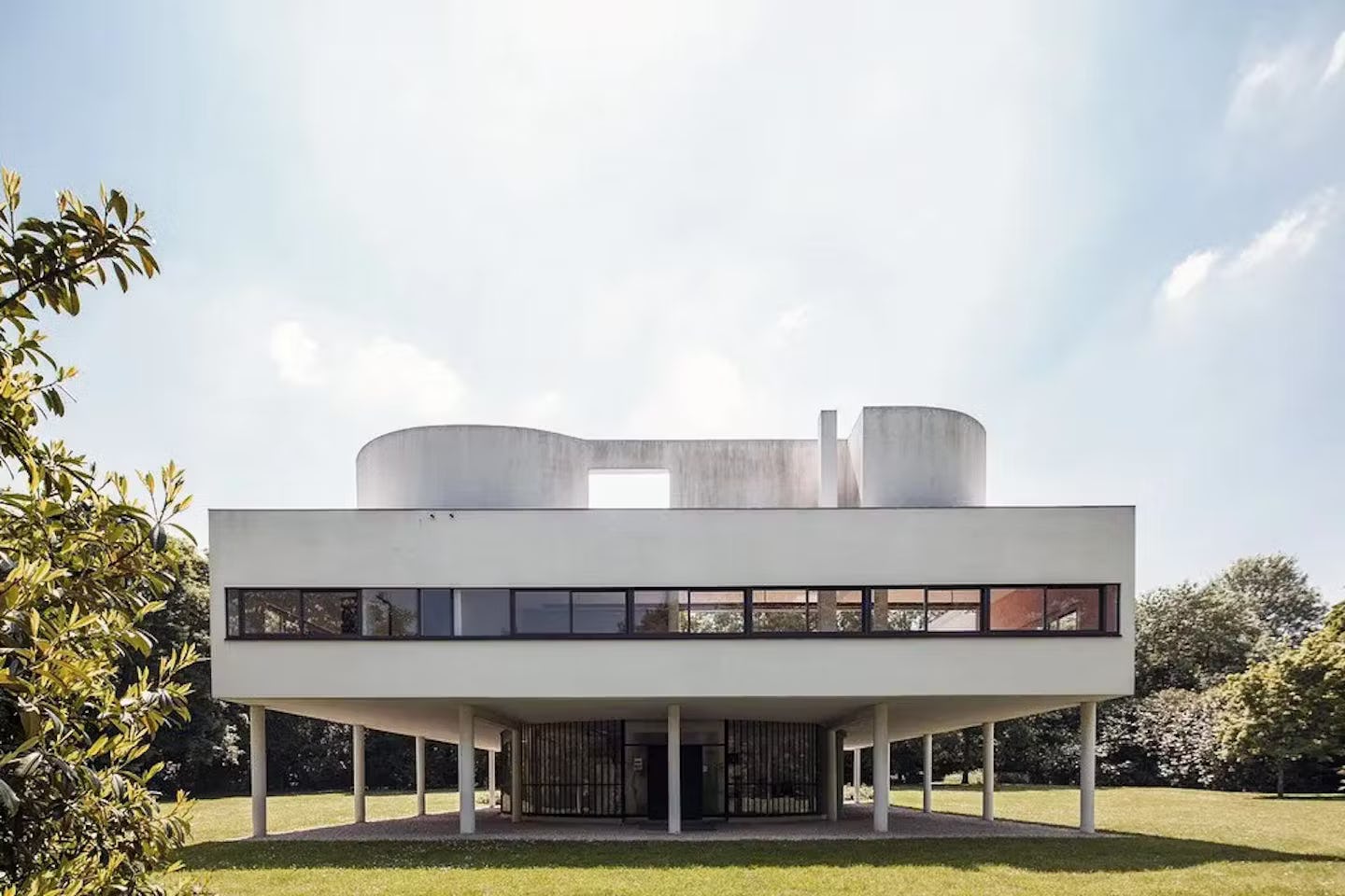 Achterkant Villa Savoye in Poissy door Le Corbusier
