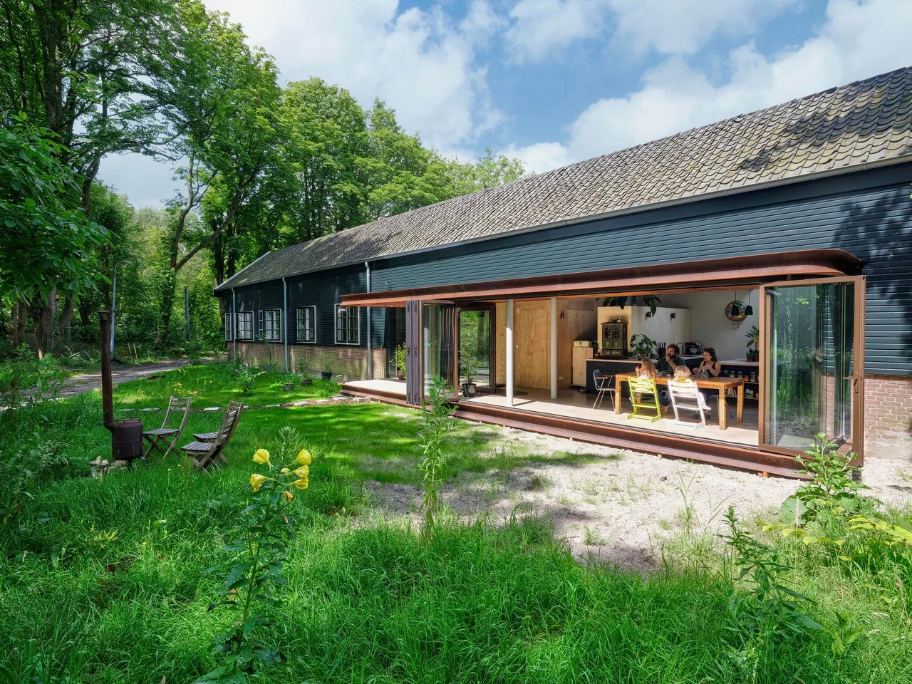 Het eerste huis van Julie Fuchs: een atelierwoning in de schaduw van