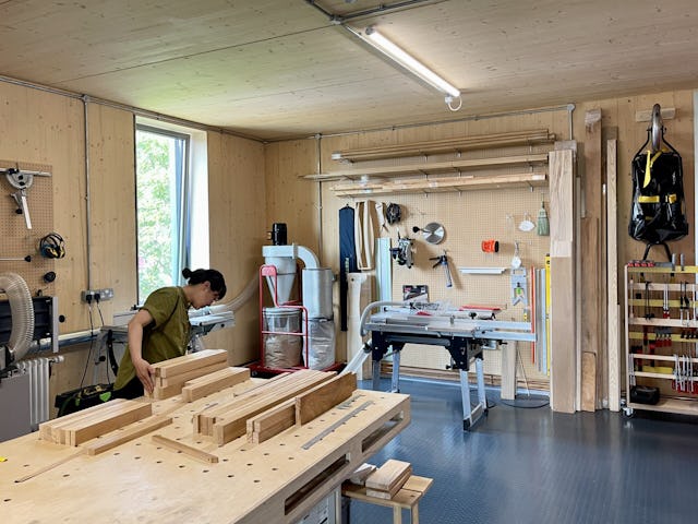 Gebruiker, meubelmaker Workshop. Beeld Alex de Rijke