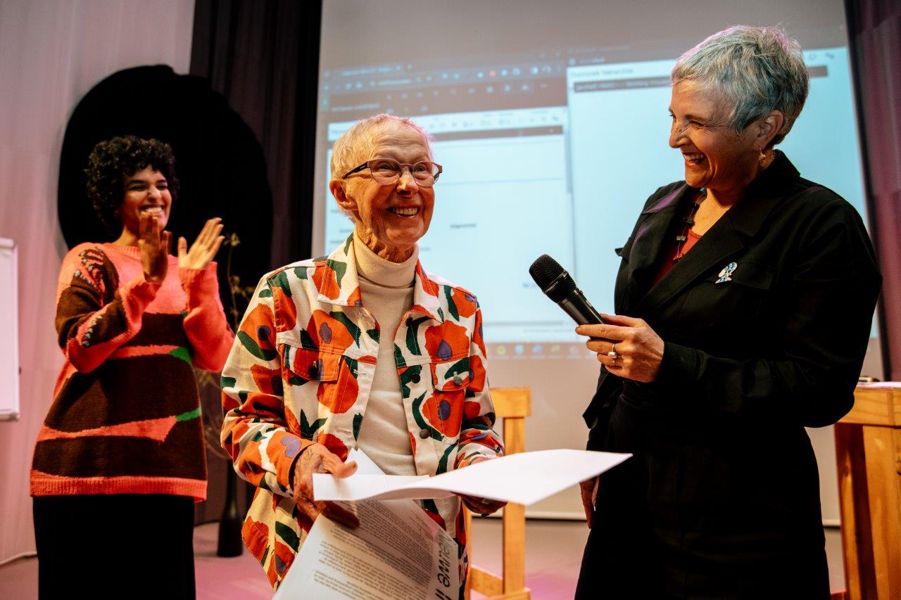 Wies van Moorsel (midden) tijdens de bijeenkomst Building Herstories op 7 maart 2024 in het Nieuwe Instituut. Beeld Floor Besuijen