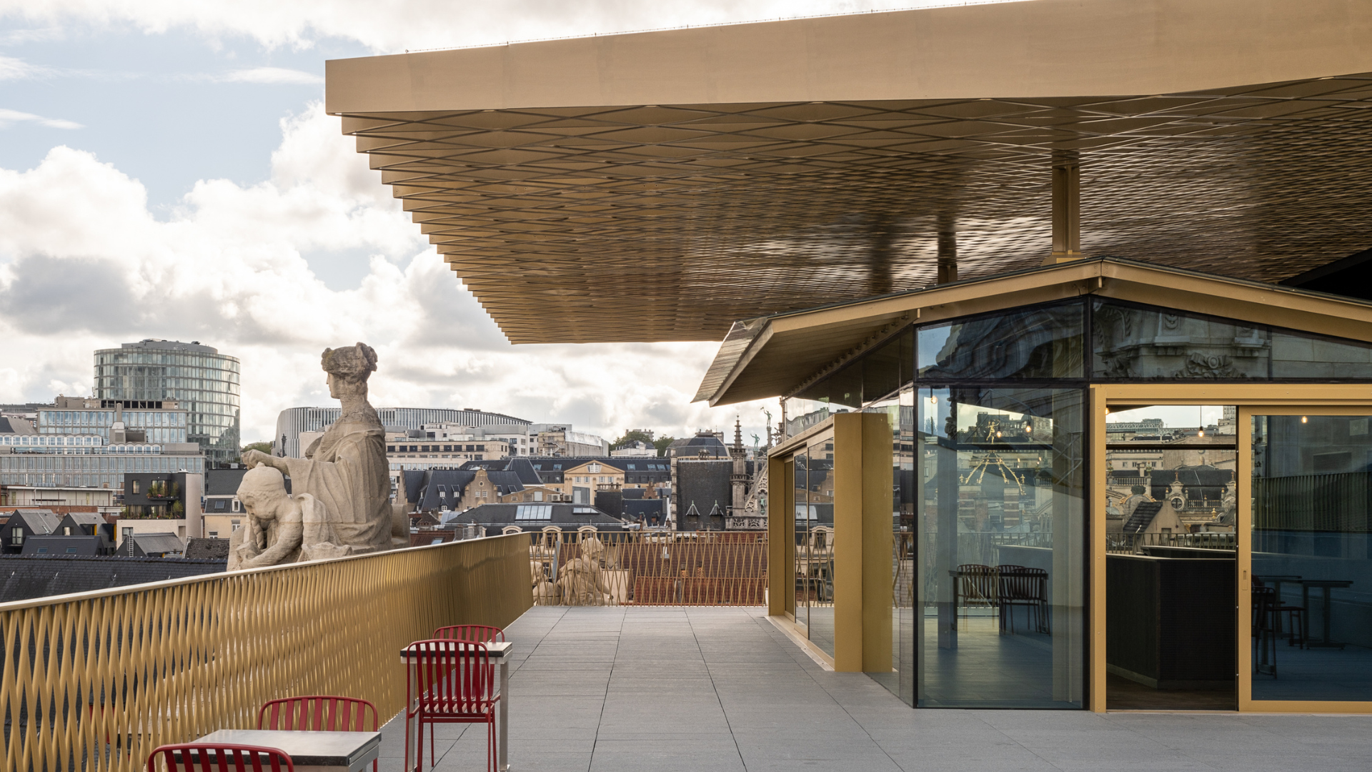Boven op het dak van het beursgebouw kun je tussen de statige beelden al dan niet een van de honderden bieren nuttigen die het biermuseum presenteert. Beeld Sébastien Bez