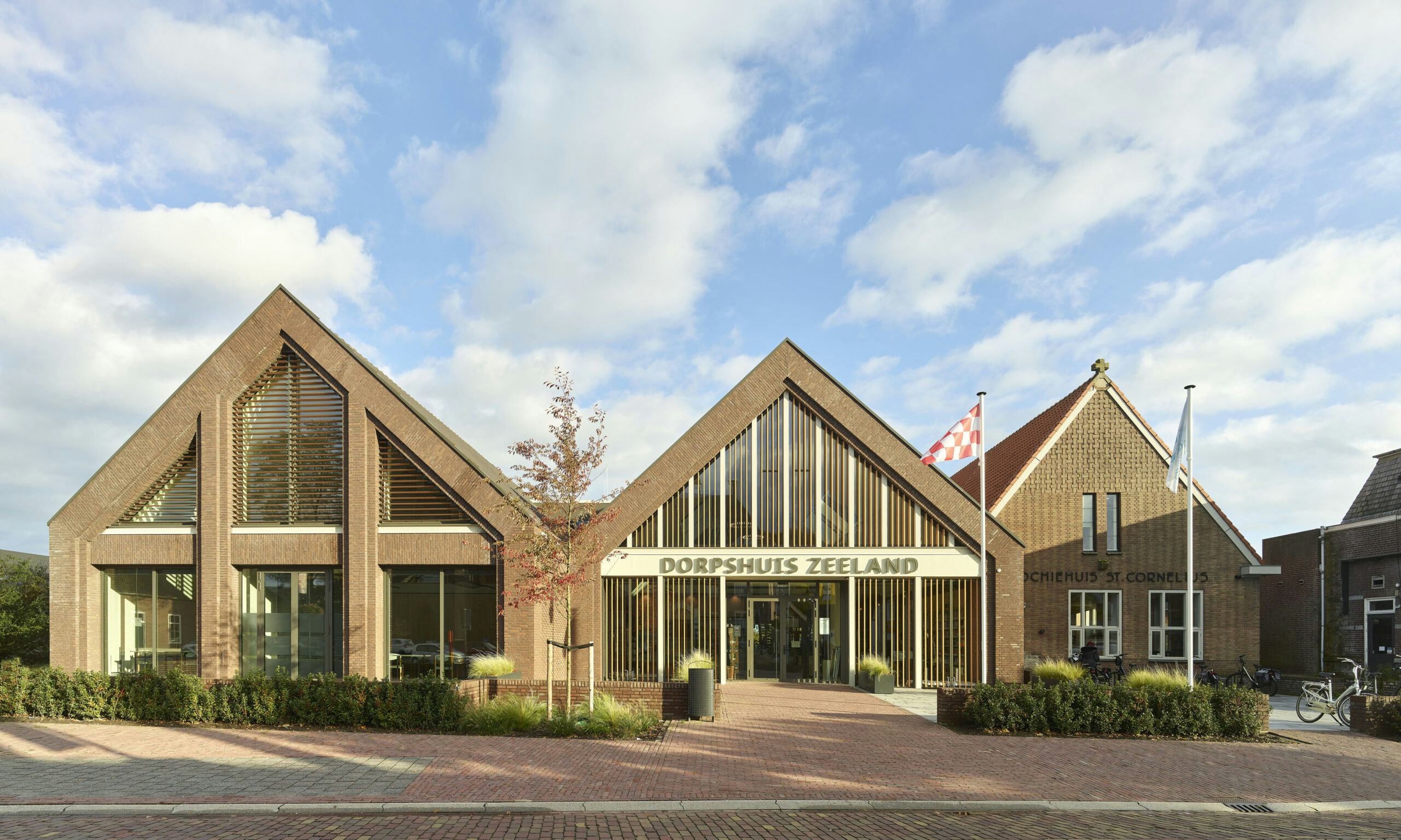 Energieneutraal dorpshuis in Zeeland met sleutelrol voor aluminium raamsysteem