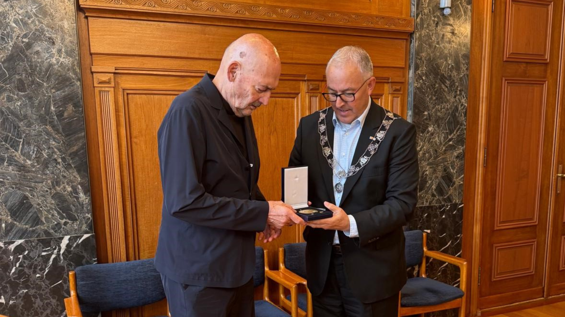 Rem Koolhaas (l) ontvangt de Johan van Oldenbarneveltpenning van burgemeester Aboutaleb. Beeld gemeente Rotterdam