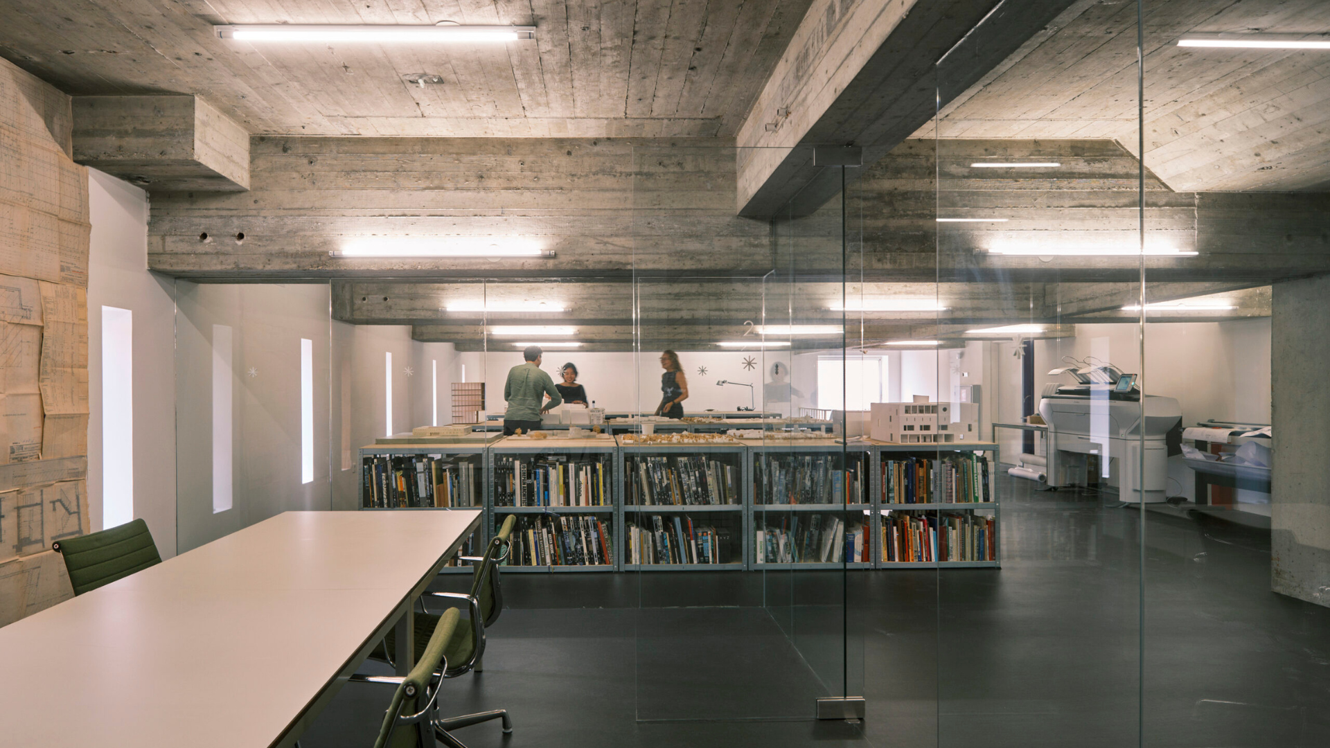 Het archief en een vergaderruimte in het nieuwe kantoor van Bedaux de Brouwer. Beeld René de Wit