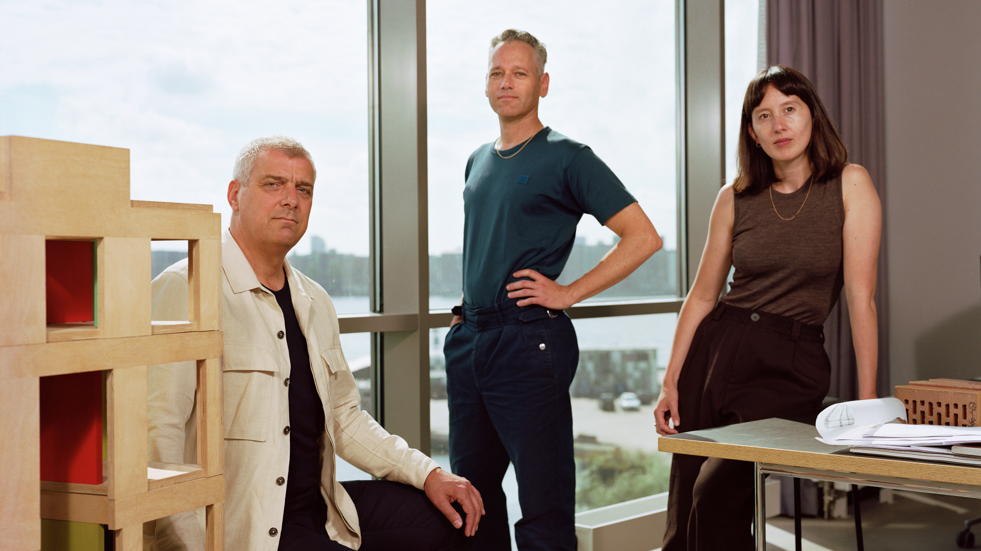 De drie partners van Office Winhov: vlnr. Jan Peter Wingender, Uri Gilad en Inez Tan. Beeld Dana Lixenberg 