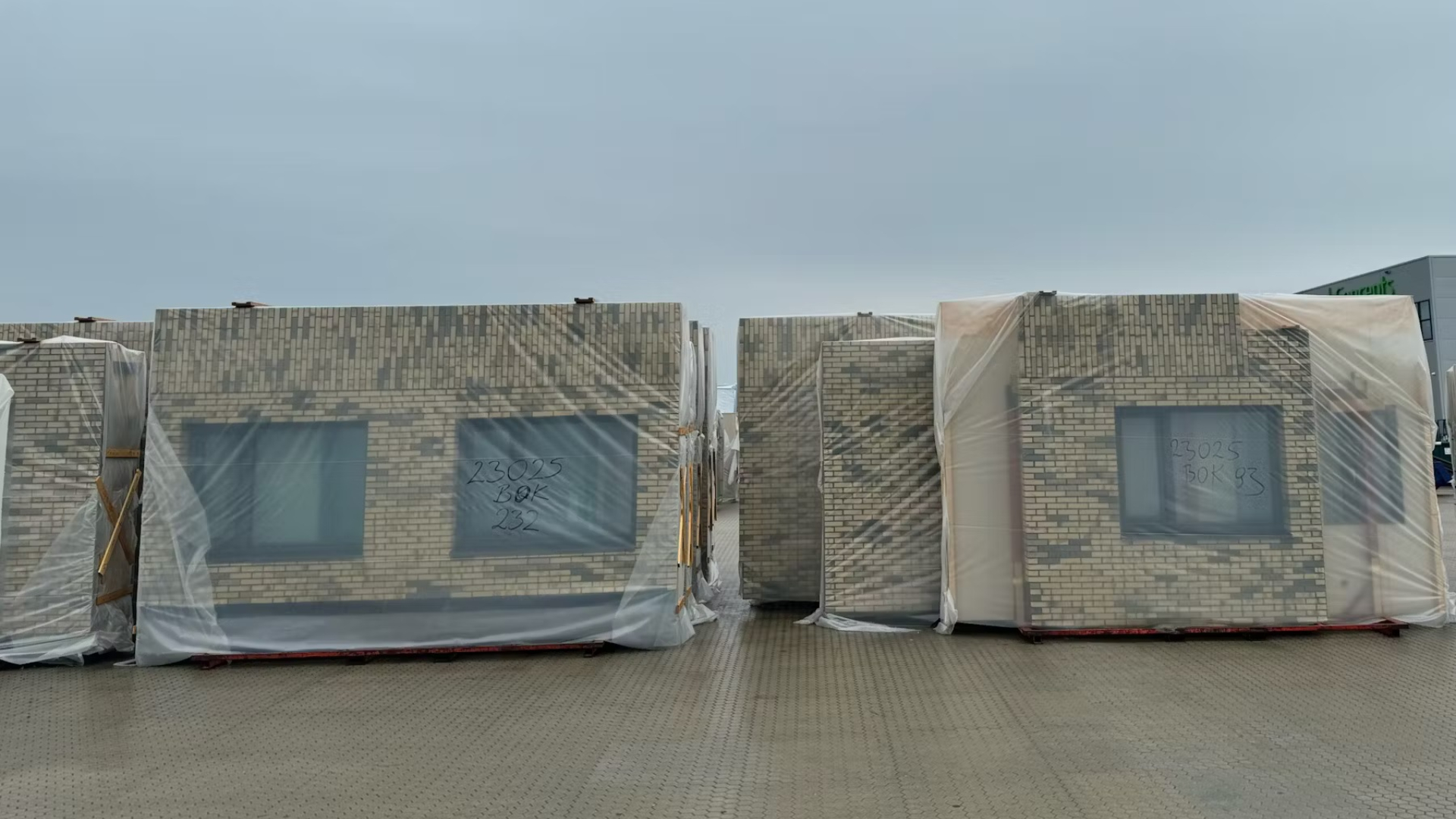 Ingepakte gevels bij woningfabriek BAM in Oudkarspel. Beeld Cobouw