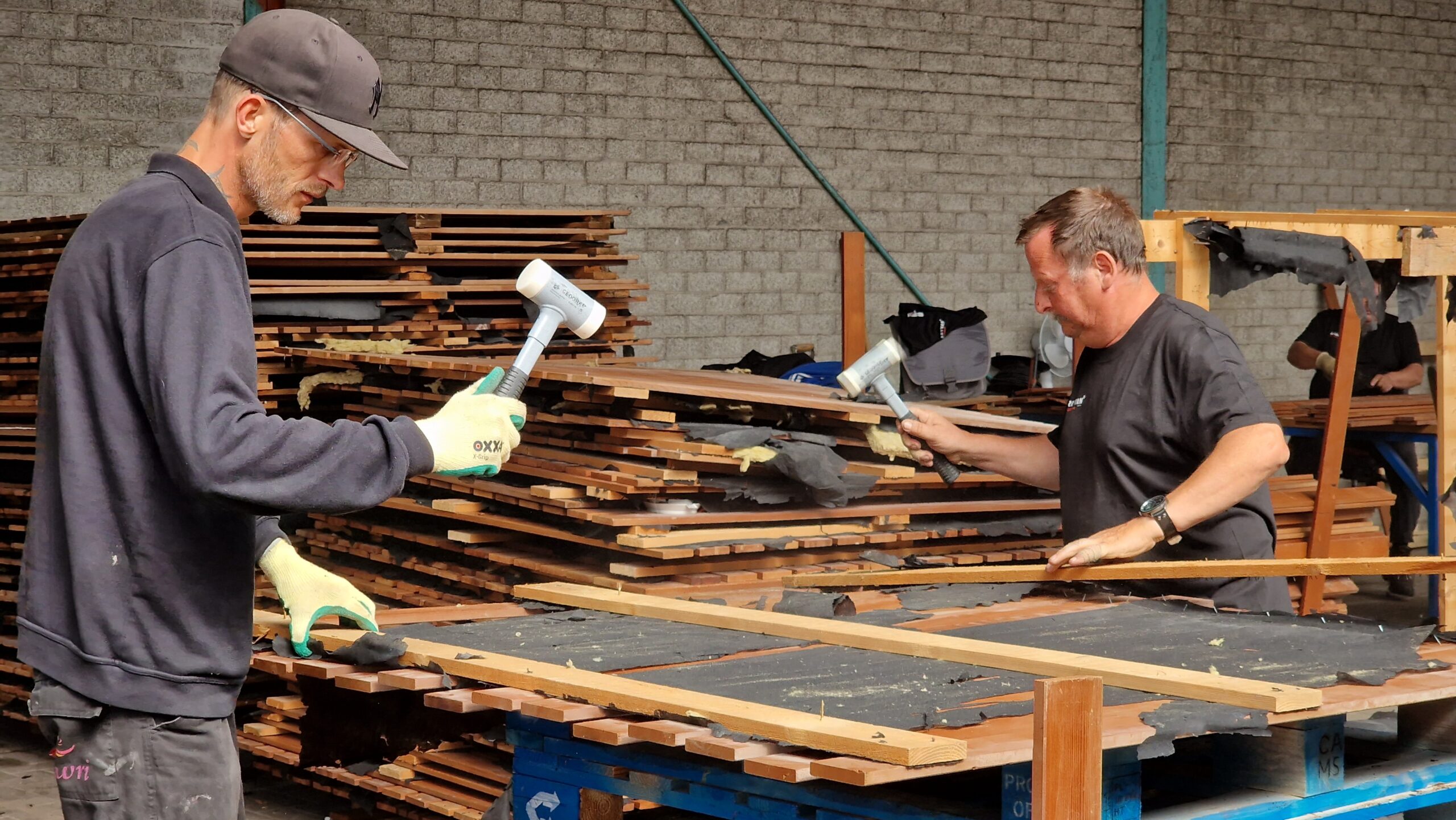 De oude sequoia redwood-plafonddelen omgevormd tot wandafwerking in het atrium. Deze latten zijn zorgvuldig bewerkt, ontdaan van spijkers en gefreesd, in samenwerking met de sociale werkplaats BWRI. Beeld Harryvan